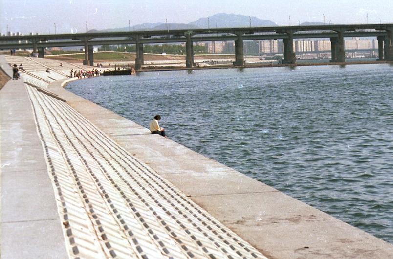 &nbsp; 1980년대의 한강공원변 콘크리트 호안 구조물 (출처: 서울사진아카이브)&nbsp;&nbsp;