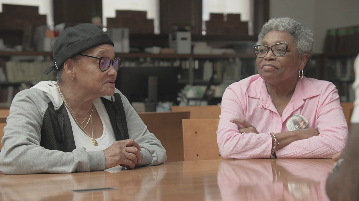 왼쪽이 도린이고, 오른쪽이 조이다. 조가 도린의 이야기를 듣고 있다.