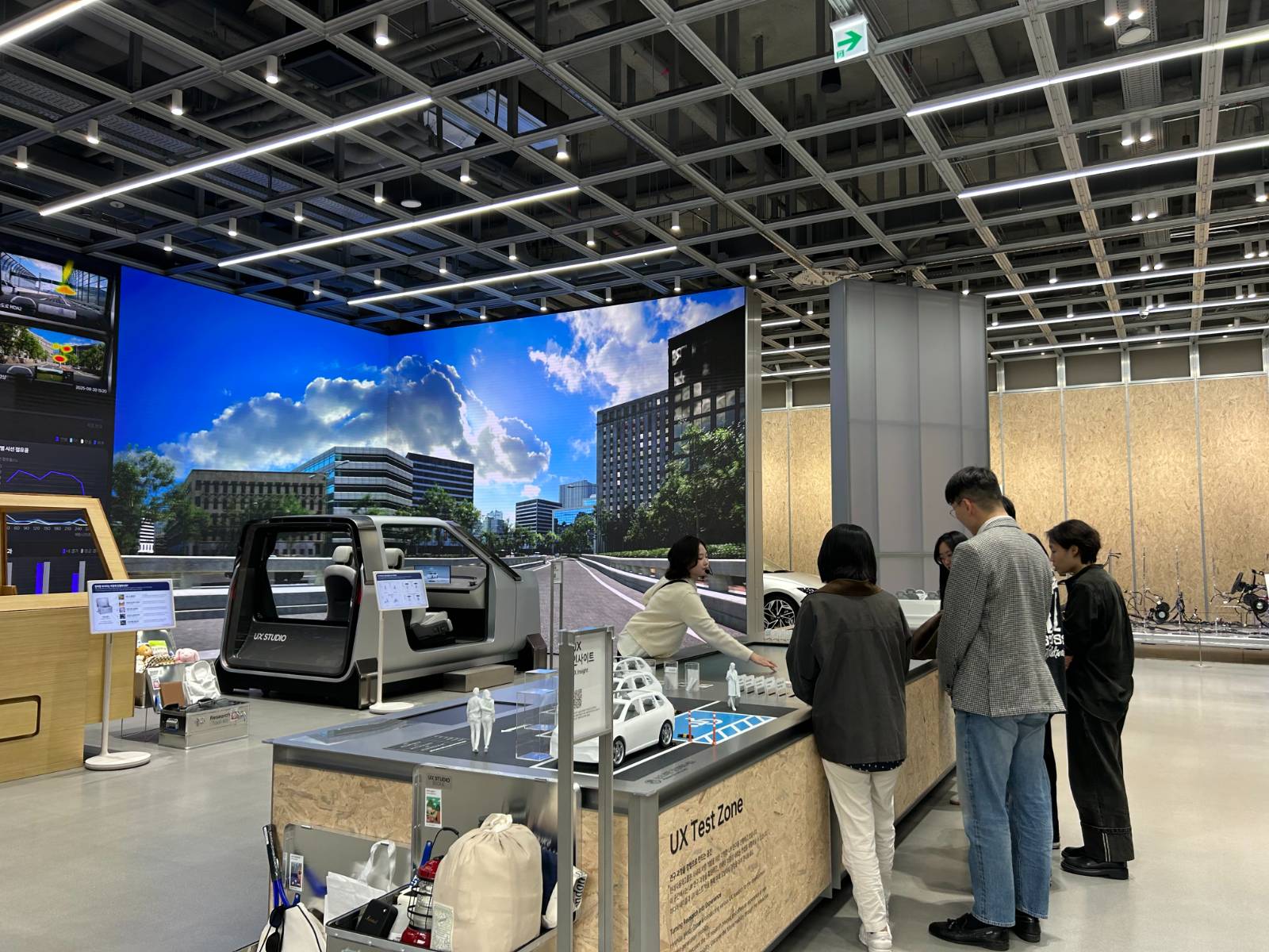 파트너 민영 님 초대로 트레바리 모임 시작 전 멤버들과 방문한 현대자동차 UX STUDIO SEOUL ©REDBUSBAGMAN