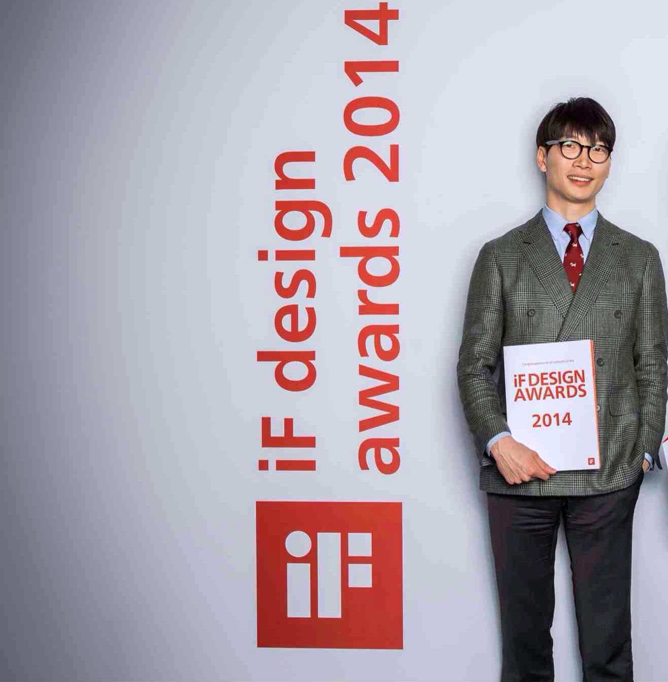 2014년엔 삼성SDS에서 최초로 이 상을 수상했던지라 독일 뮌헨 시상식에도 다녀왔습니다. 퇴근 후 개인시간을 쪼개 함께 출품을 준비했던 인형, 일하 선배는 일을 하다 막막할 때마다 떠올리는 사람으로 12년째 남아있습니다.&nbsp;©REDBUSBAGMAN