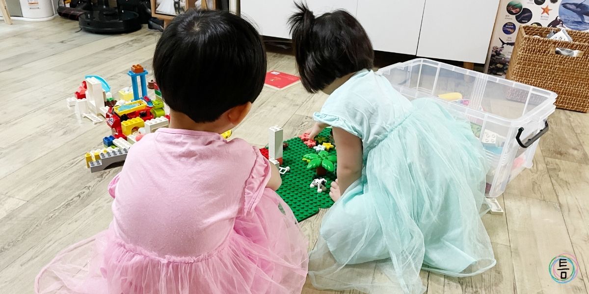 더께님의 사진 설명: 2년전 이맘때쯤의 시현이 시호네요. 이제는 치마를 잘 입지 않는 시호지만 저때만 해도 잘 입었습니다. 요새는 친구가 놀릴까봐 선생님이 싫어할까봐 치마를 입지 않지만 언젠간 그러거나 말거나 자신이 좋아하는지만 판단기준이 되기를.