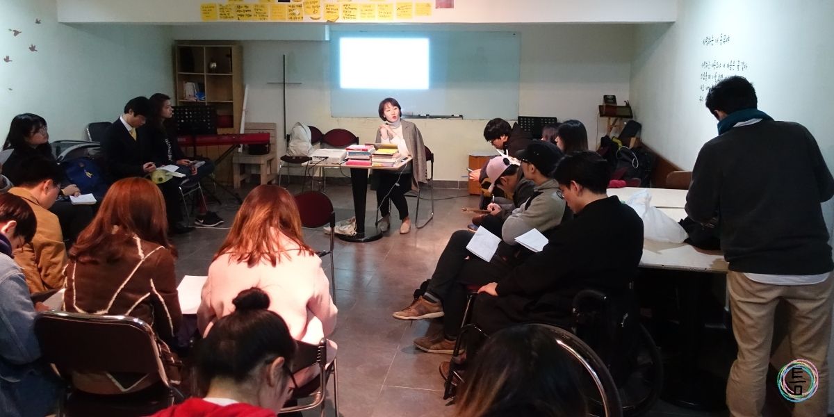 더께님의 사진 설명:&nbsp;청청에서 한 달에 한 번 돌아가면서 청년들이 자신이 관심 있거나 함께 공부했으면 좋겠는 걸 2부순서에 진행했었어요. 언니들이 저보고 페미니즘 주제로 해보라고 해서, 페미니즘에 대한 기본적인 소개(?)와 교회 내에서 우리가 어떻게 성평등할 수 있을지 이야기 해보았지요. 18년도 초네요.