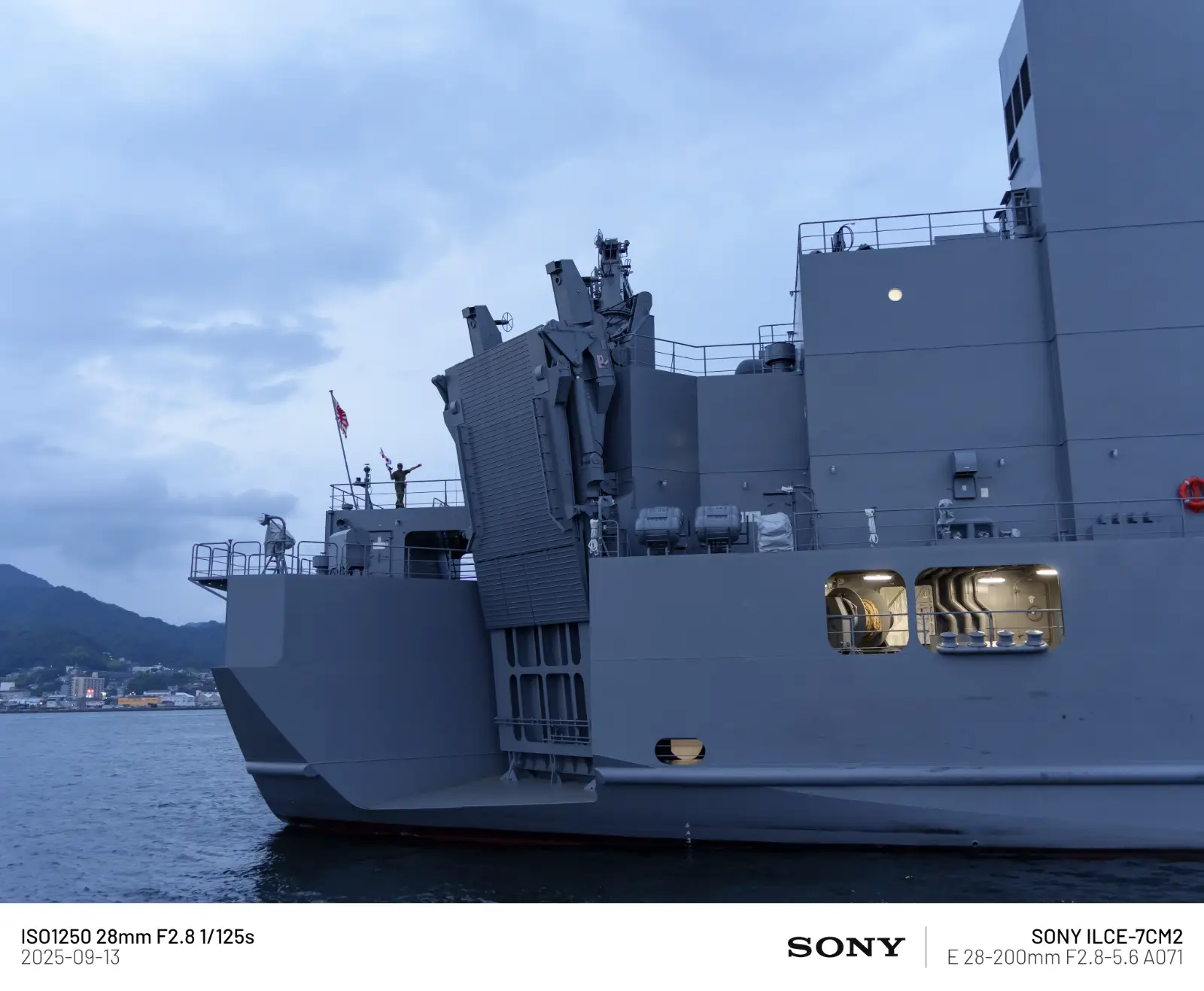 후방 램프도어도 선체 측면에 빗각으로 설치되어 있다.