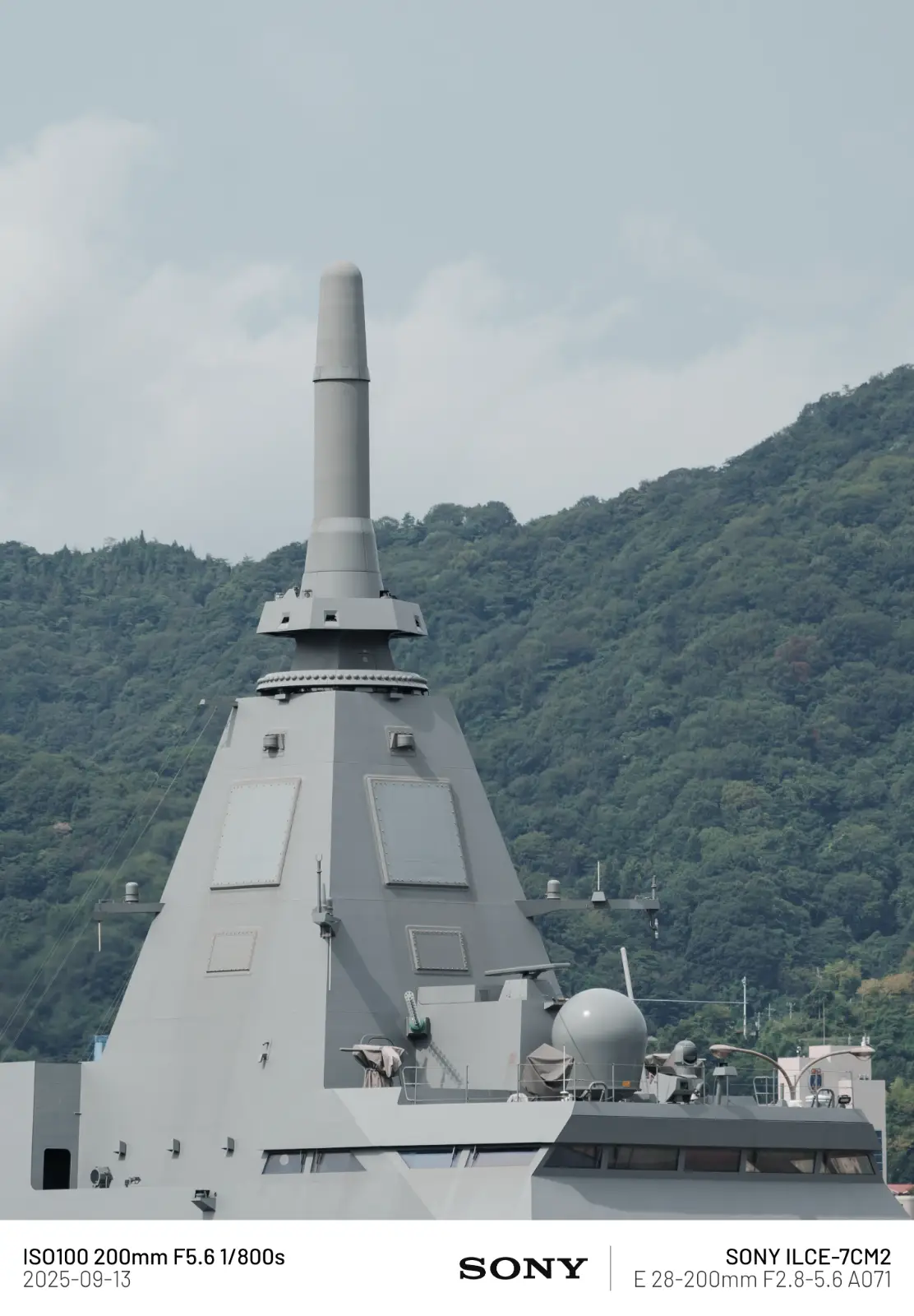 모가미급 호위함 특유의 NORA-50 통합마스트가 인상적이다.



