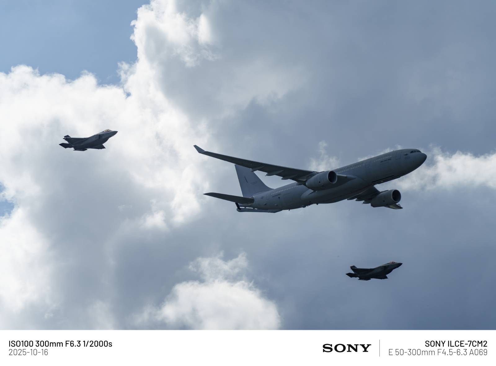 KC-330 시그너스 공중급유기와 F-35A 라이트닝 II 전투기 2대