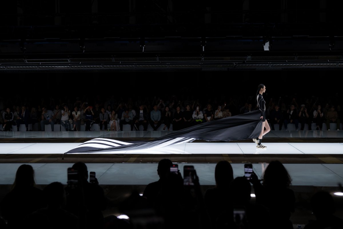 상하이 패션 위크, 아디다스 <POWER OF THREE>