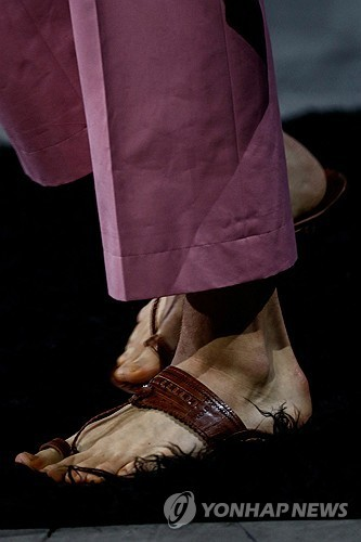 '인도 전통신발 모방 논란' 프라다, 현지 신발 장인과 협업