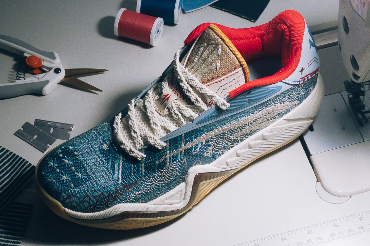 ์ํ x ์ค๋์ปค์ฆ ํด๋ฆฌํฑ์ค ์นด์ด 3 ํจ์น์ํฌ ๋ธ๋ฃจ ํ์ดํธ(Anta x Sneaker Politics Kai 3 Patchwork Blue White)