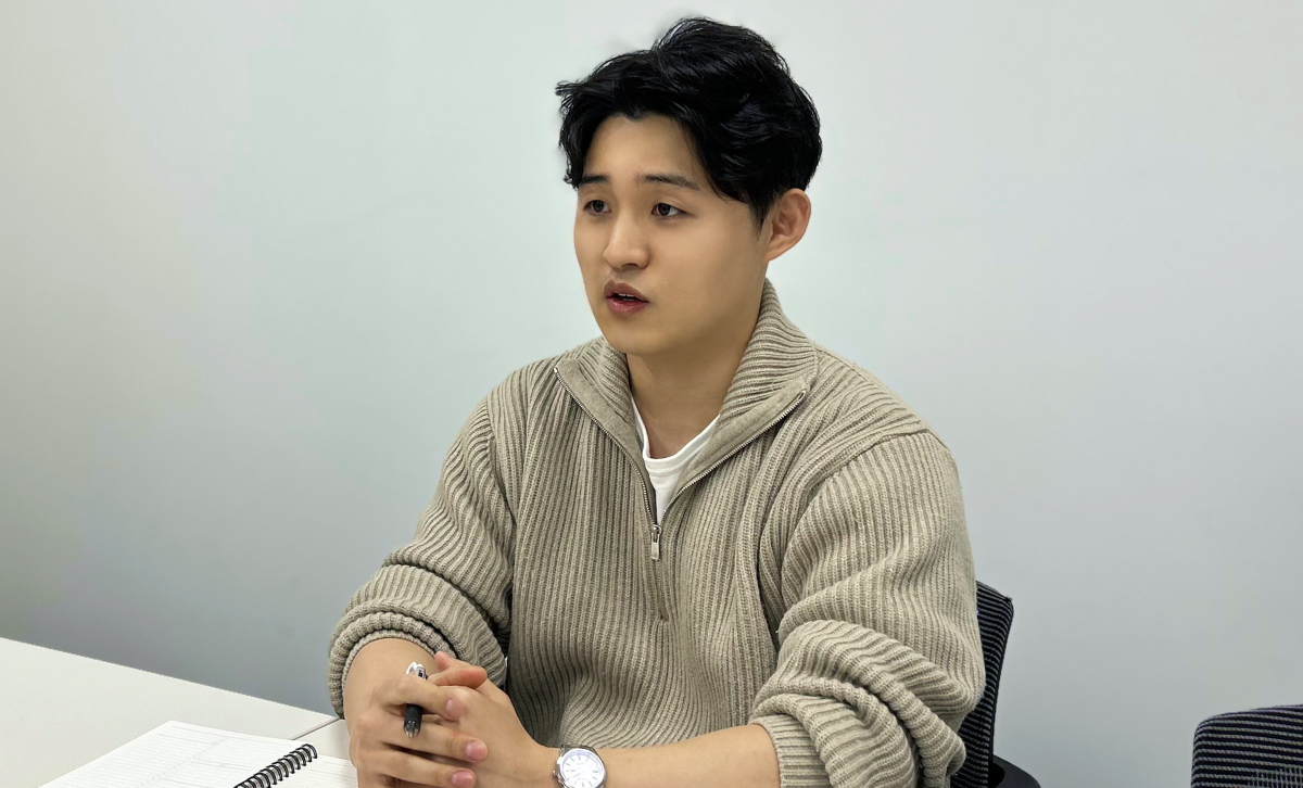 인터뷰 중인 조영민 파트장