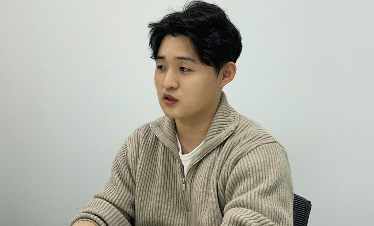 인터뷰 중인 조영민 파트장