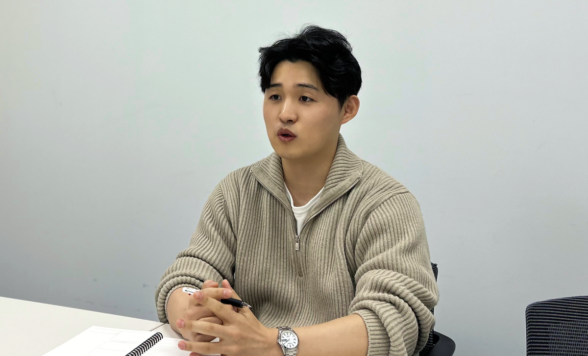 인터뷰 중인 조영민 파트장