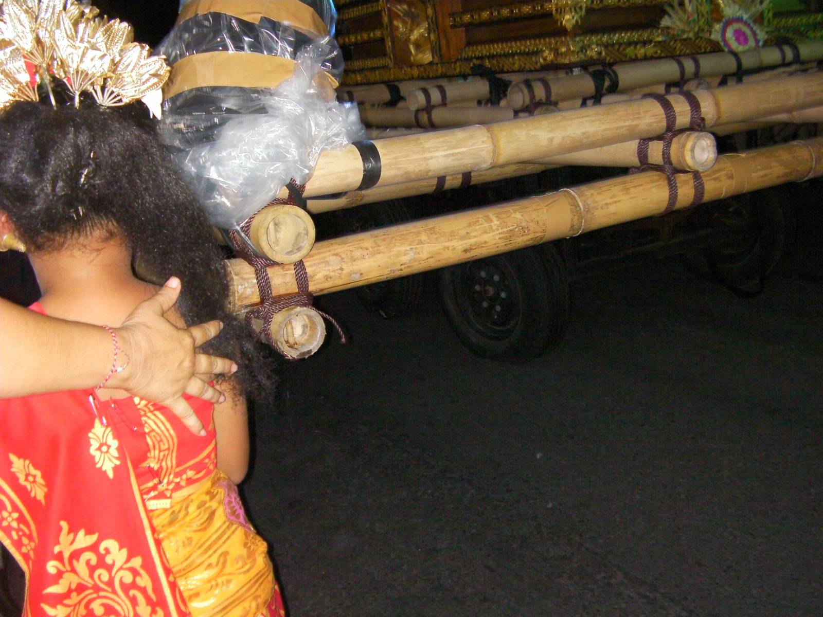 백스테이지에서는 소녀들이 함께 호흡을 맞춰 춤 연습을 한다. 그 소녀를 독려해주는 손길.