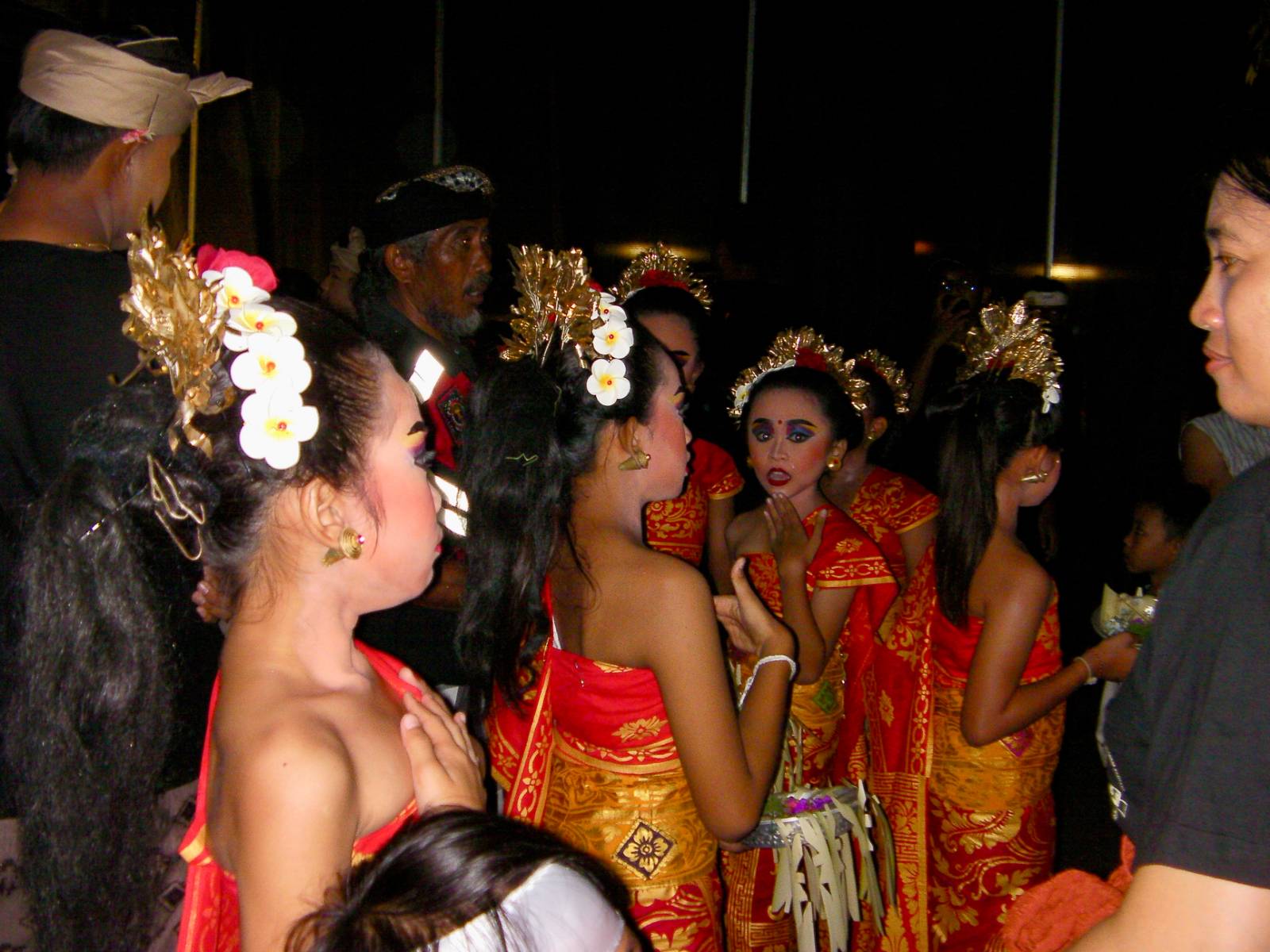 발리의 3월 19일은 녜삐데이(Nyepi Day) 로, '침묵의 날'로 불리는 힌두교 명절이다. 인도네시아는 이슬람교 신자들이 대부분이며 유일신을 믿는데, 그 중에서 발리는 예외다, 그래서 집집마다 가게 어디서든 제물과 향을 쉽게 볼 수 있다. 침묵의 날에는 최소한의 조명만 사용해야 하며, 외출이 금지되고, 다음날 아침 6시까지 모든 상점들이 영업을 하지 않는다. 자연과의 균형을 회복하고, 악령이 이 섬은 비어있다고 착각하게 만들기 위해서라고 한다.녜삐데이 전날에는 오고오고 퍼레이드(Ogoh Ogoh)가 열린다. 악령을 상징하는 거대한 인형을 들고 행진 후 불태우는 일인데, 비치클럽에서 만난 인도네시아 친구가 각 마을의 청년들이 직접 제작한다는 사실을 알려주었다. 나는 그와 내일 함께 선셋을 보러 간다.