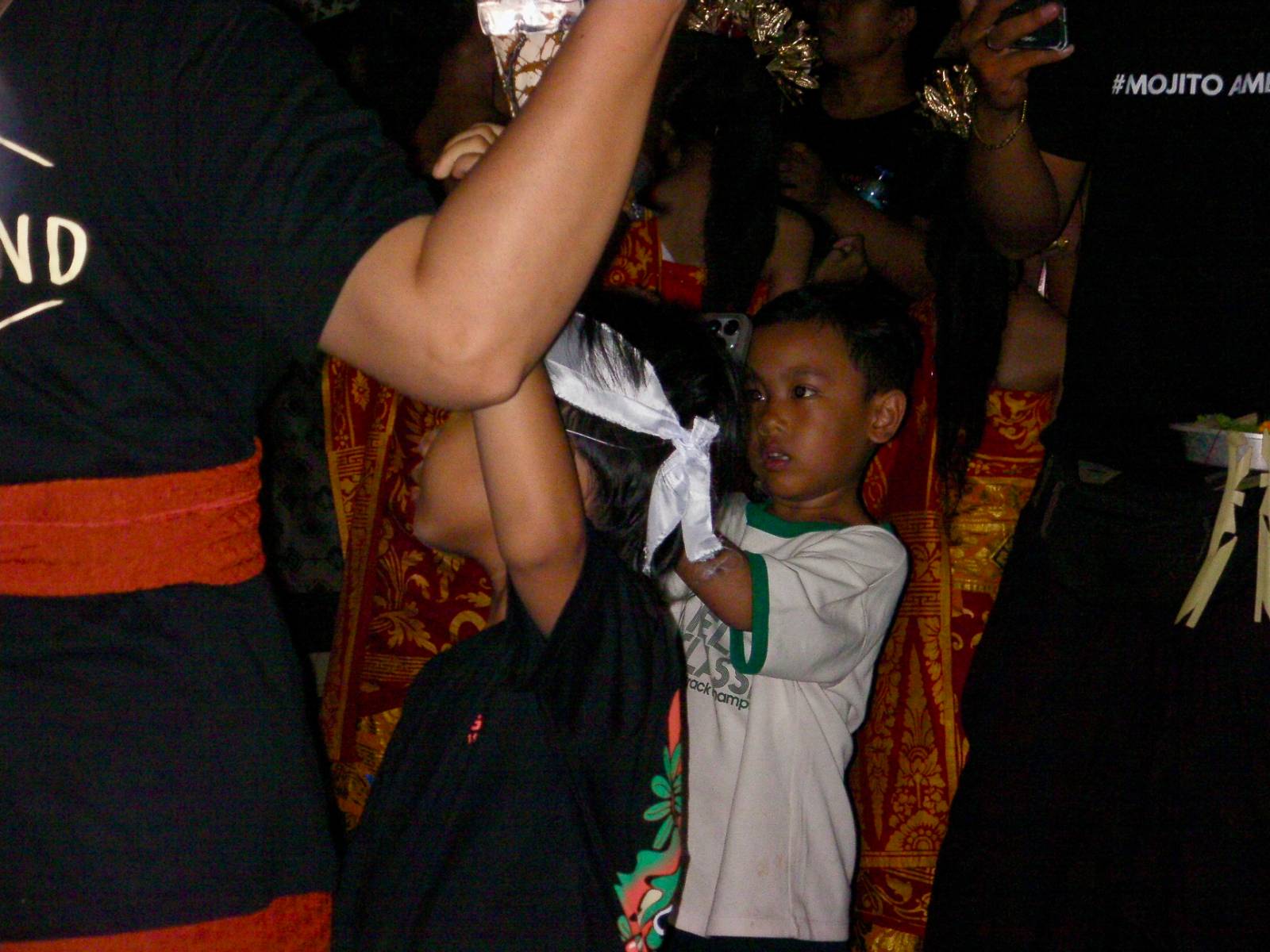 악령을 카메라에 담아내는 아이.