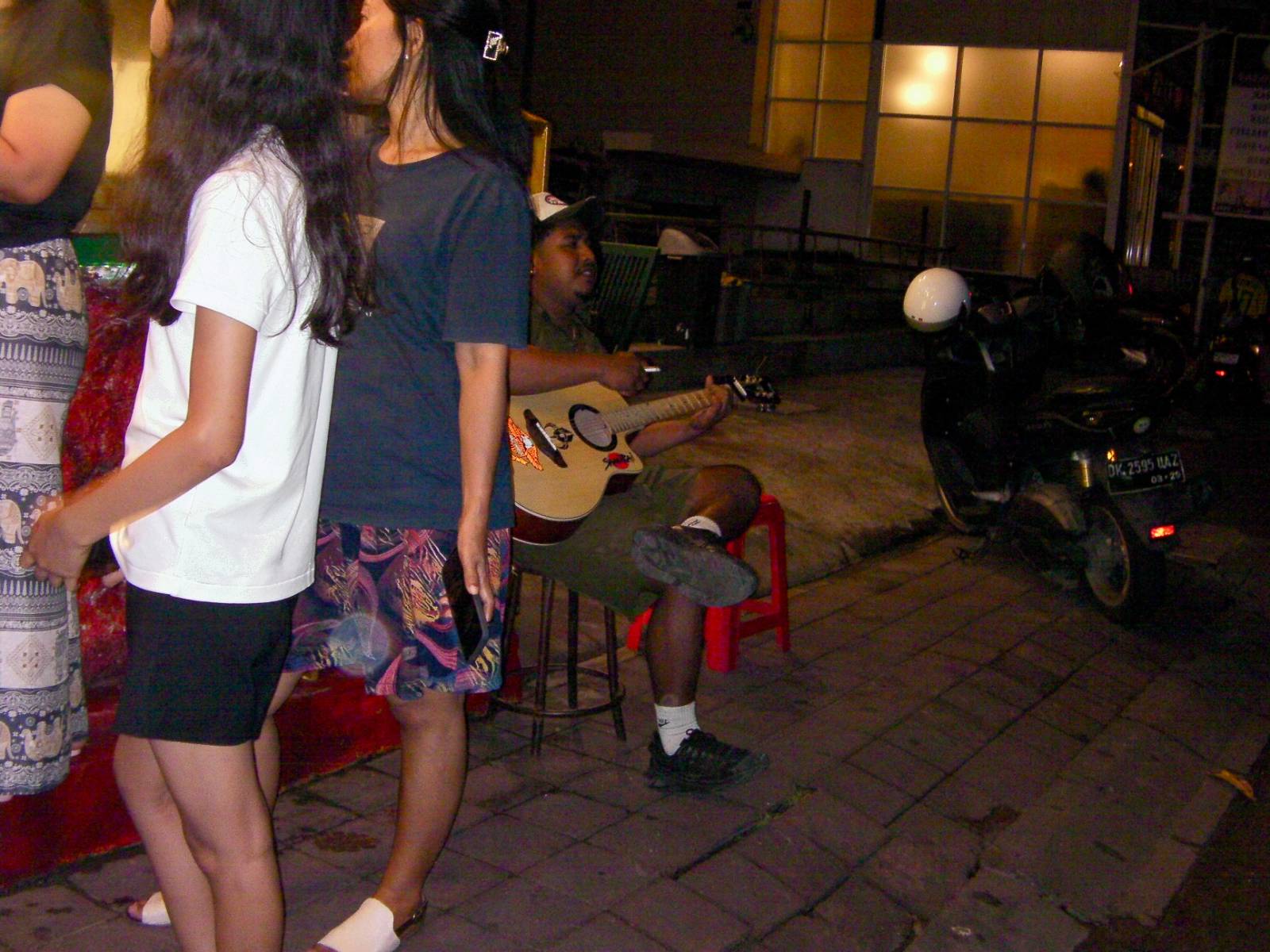 바투볼룽 비치를 가는 길에 만난 수줍음 많은 기타리스트