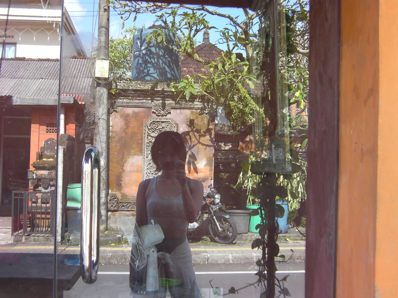 선크림을 바르지 않은 팔과 다리에 작열하는 태양빛이 닿는다. 한 겹도 가리지 않은 신체에 햇볕이 닿고 산들바람이 닿을 때, 자연과 교감한다는 생각이 든다.&nbsp;