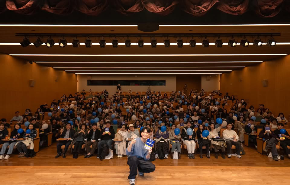 3๋
๋ง์ 300๋ช
์์์ ๋ถํ ํฌ๋ฅผ ํ๋ ๊ฟ์ ์ด๋ฃฌ ์ปค๋ฐ์๋