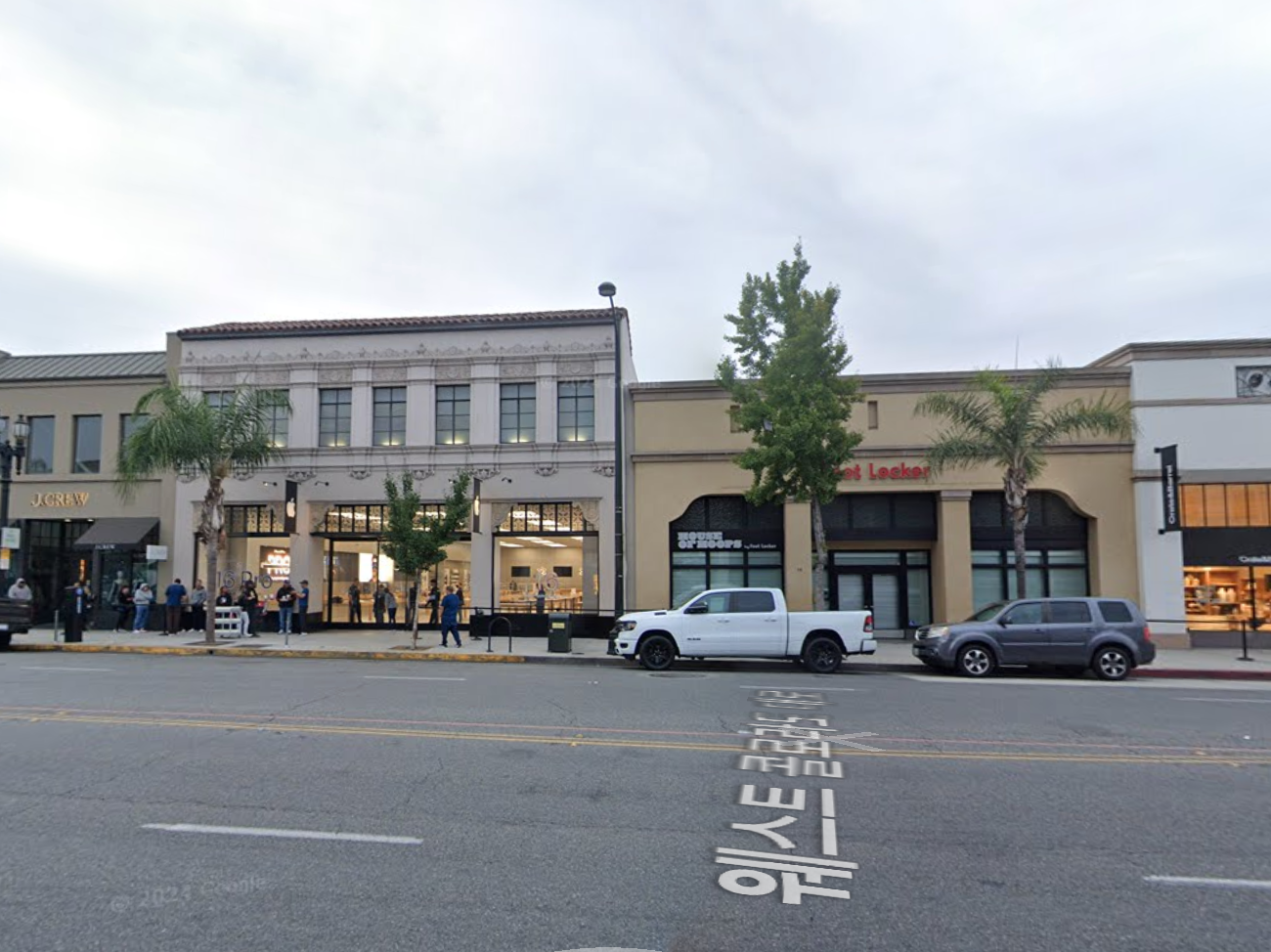 Source : Google map (좌 : 흰색 건물&nbsp; Apple / 우 : 노란색 건물 올리브영[과거 Foot Locker])