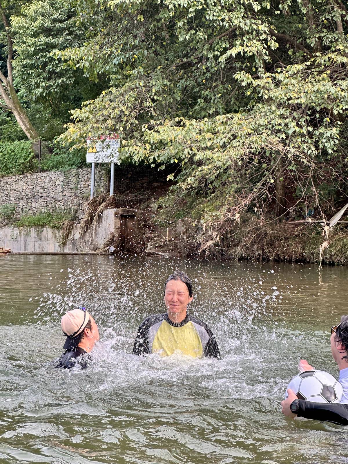 없이 자란 친구들과 작년에 계꼭에 놀러갔던 사진입니다. 애들은 비싼 양주 같은 거 사왔던데 저는 아득바득 숨겼더니 물로 많이 때리는군요.