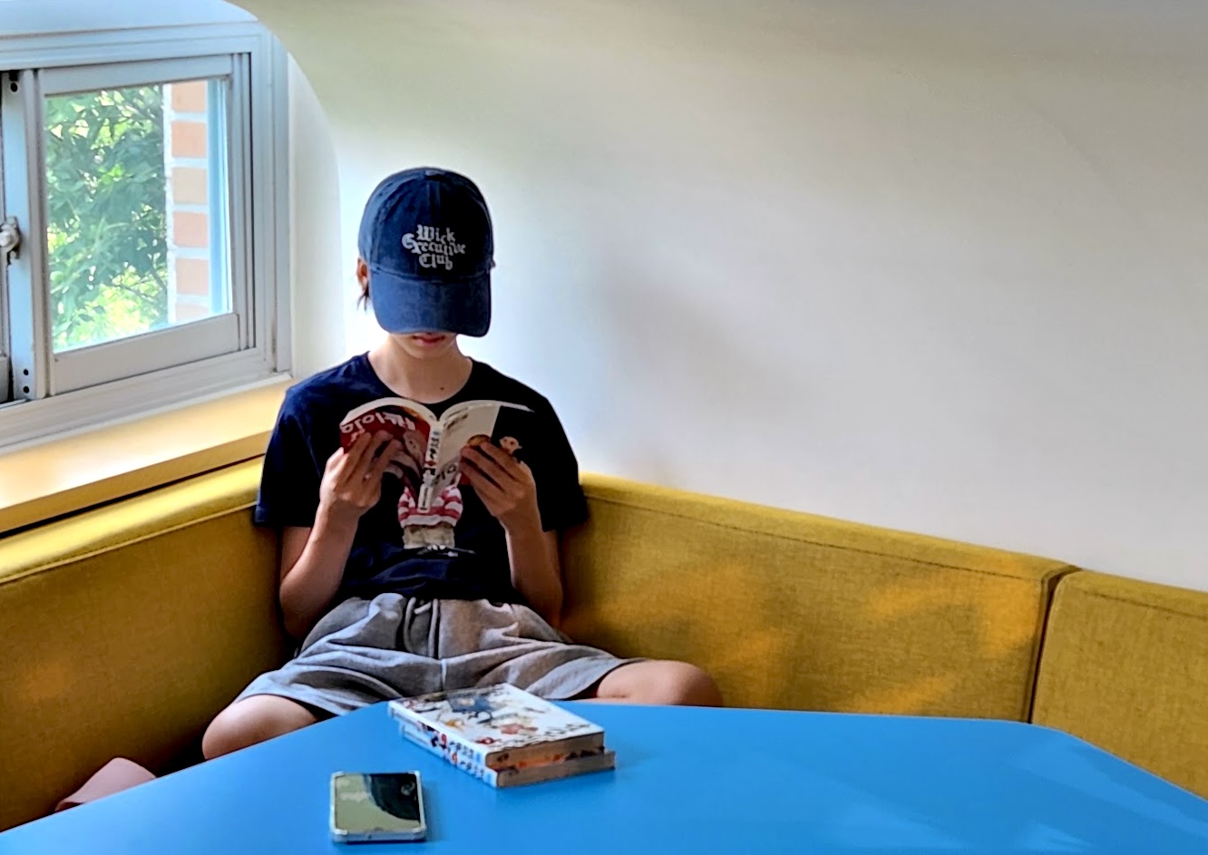 늘 같은 자리에서 <하이큐>를 정독하는 트윈웨이브의 이용자