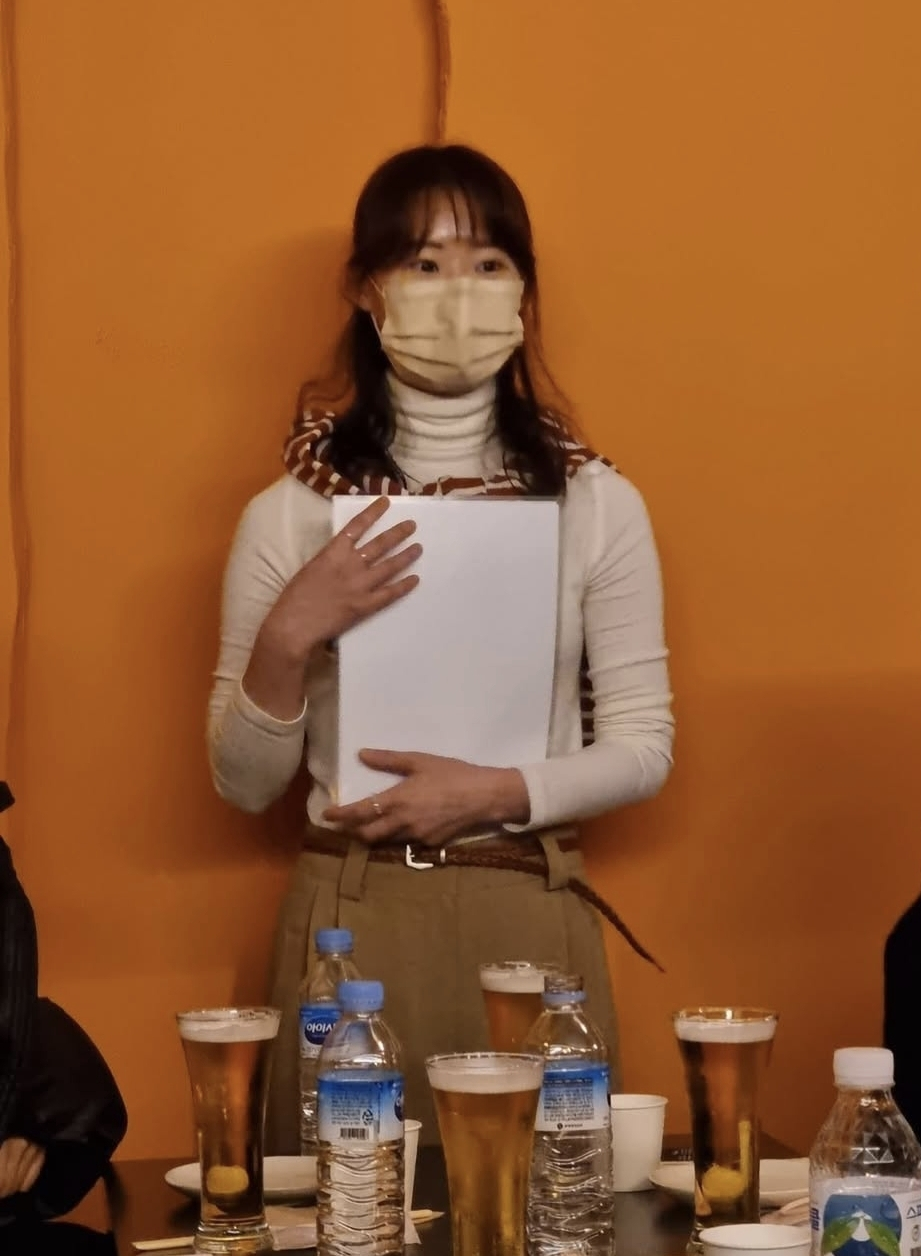 소맥바에서 서빙을 하는 수아님의 모습. 출처 : 임수아