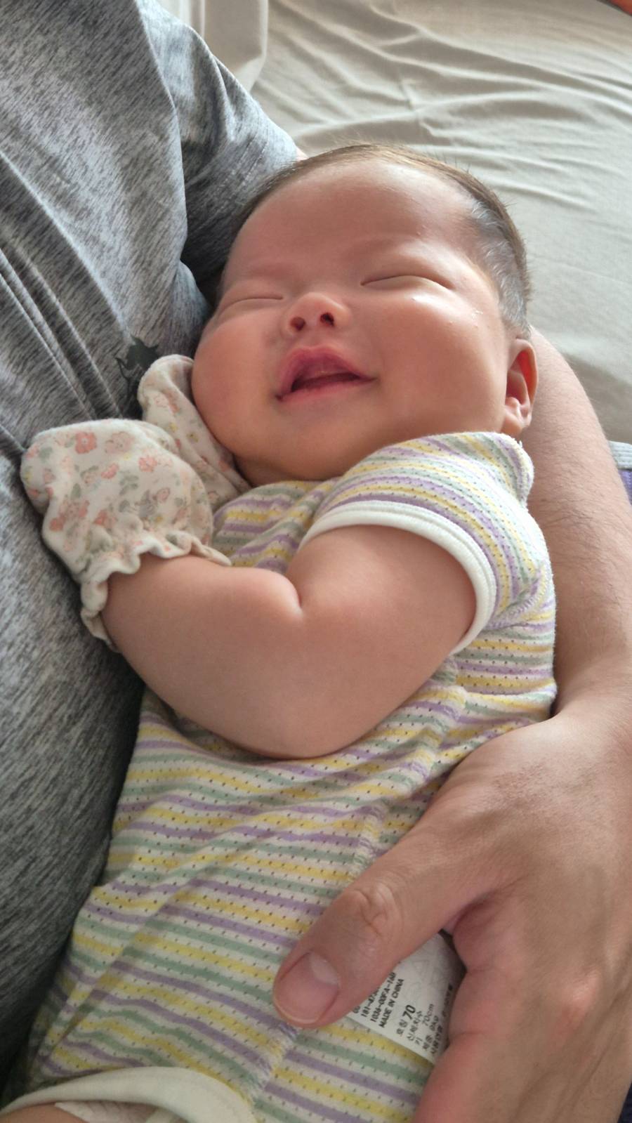 아직 손을 쓸 줄 몰라서 손싸개를 하고 있던 시절.