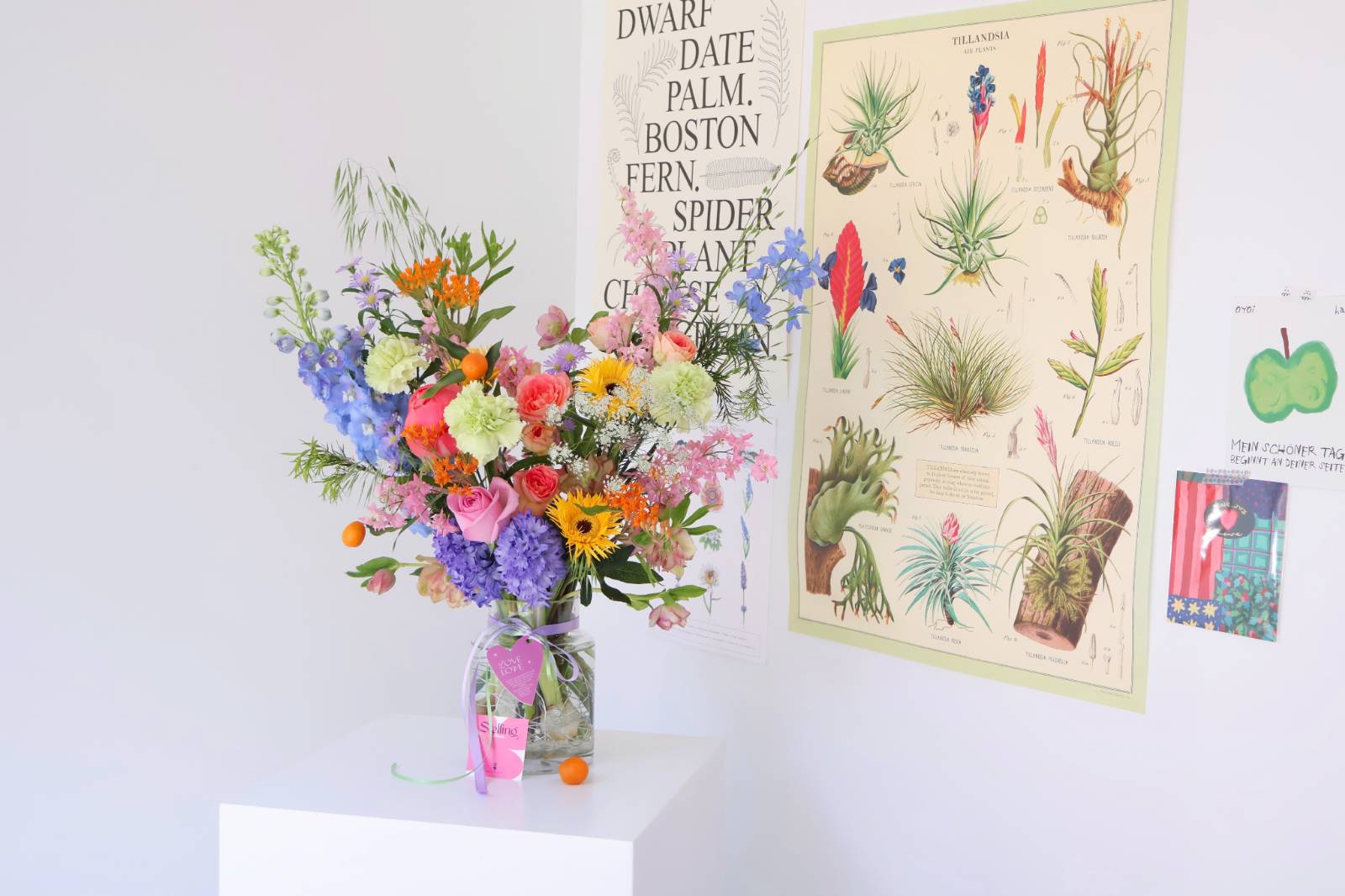 제 상체보다 큰 아주 커다란 화병꽂이 상품이에요. 처음부터 모양을 잡아 세팅한 채로 선물하실 수 있어요.