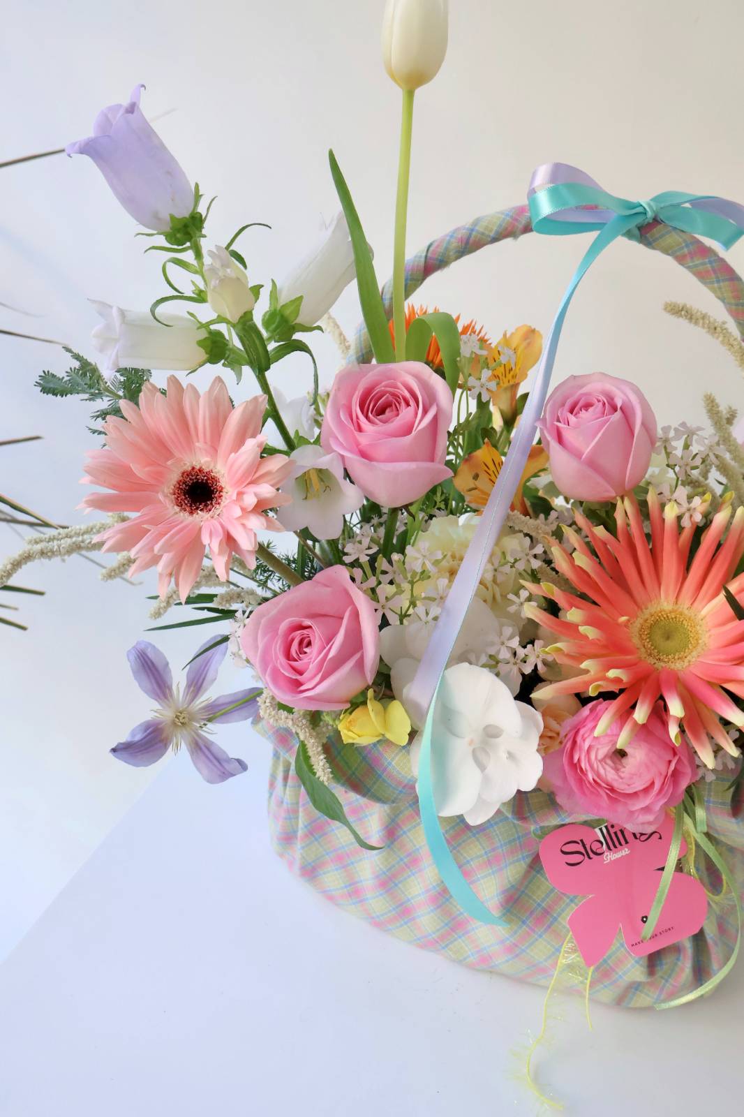 초록색 폼을 최대한 가리는 게 바구니 제작 미션이라 꽃들 사이로 물을 보충해주시면 됩니다!