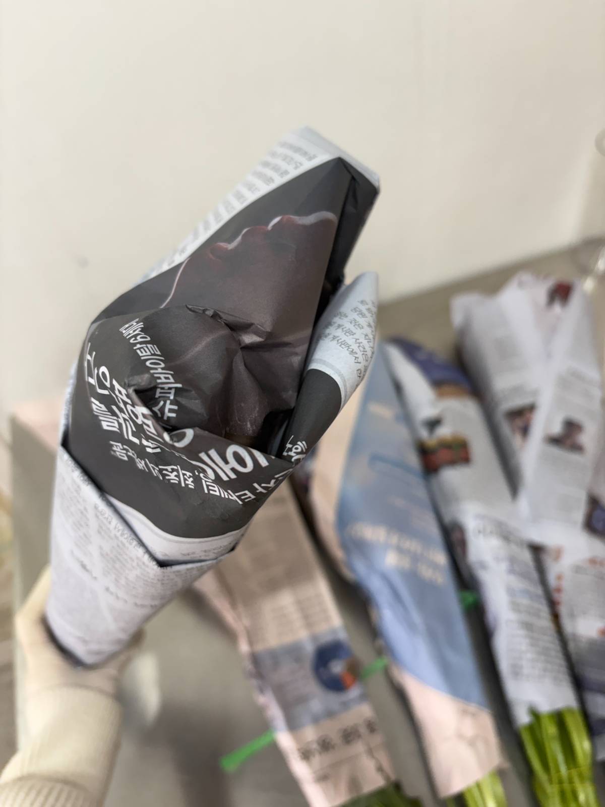 겨울에는 꽃 사면 꽁꽁 싸매주세요. 찬바람 맞지 말라구