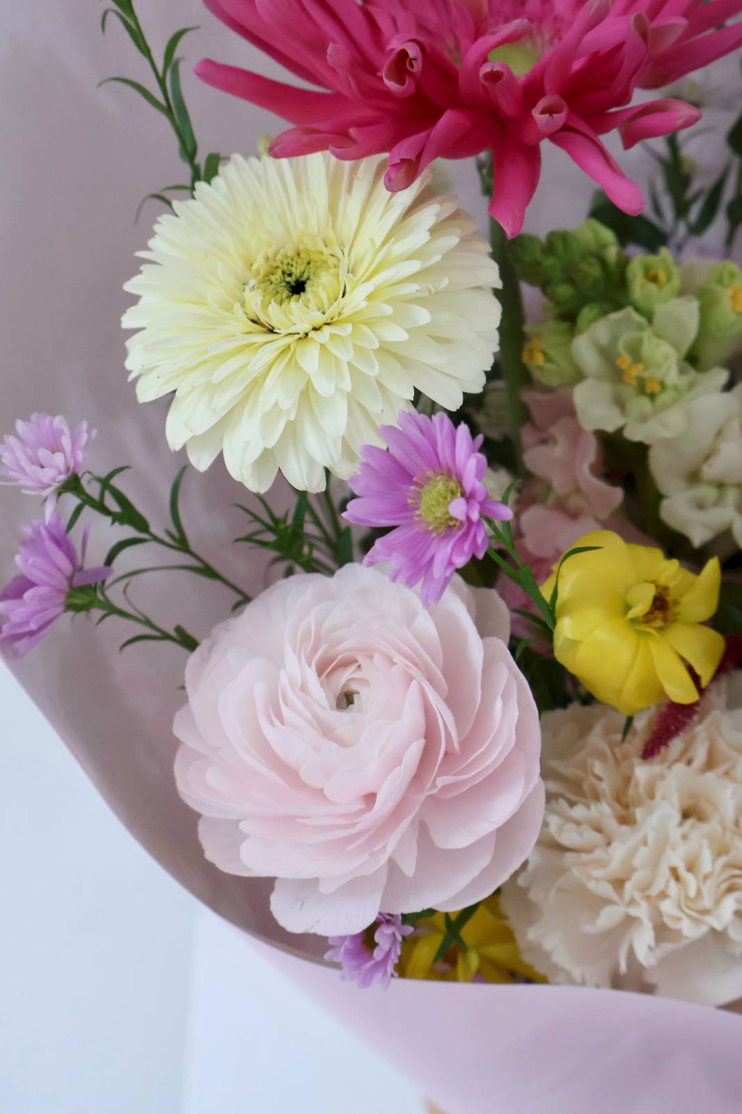 아래 연핑크 꽃이 라넌큘러스에요!