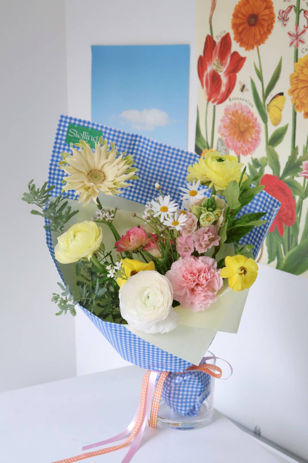 레몬/화이트 컬러 라넌이 들어간 꽃다발