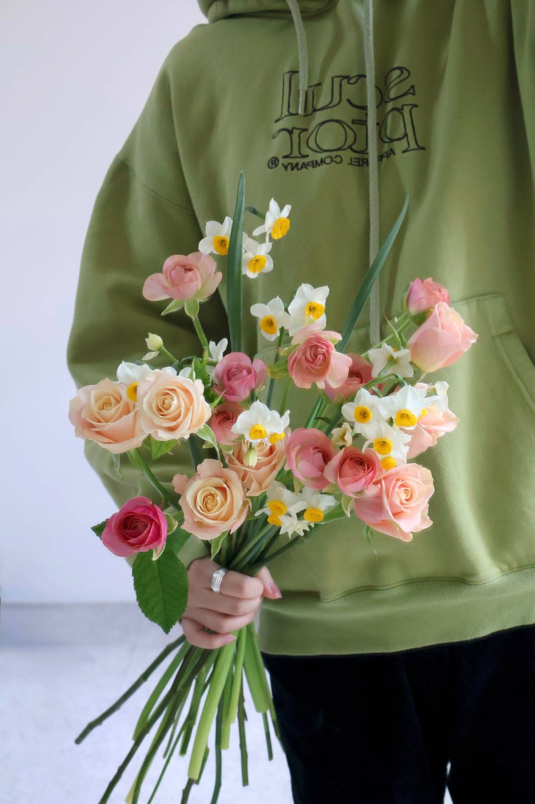 장미와 함께 피치 컬러의 작은 라넌큘러스를 믹스한 꽃다발이에요