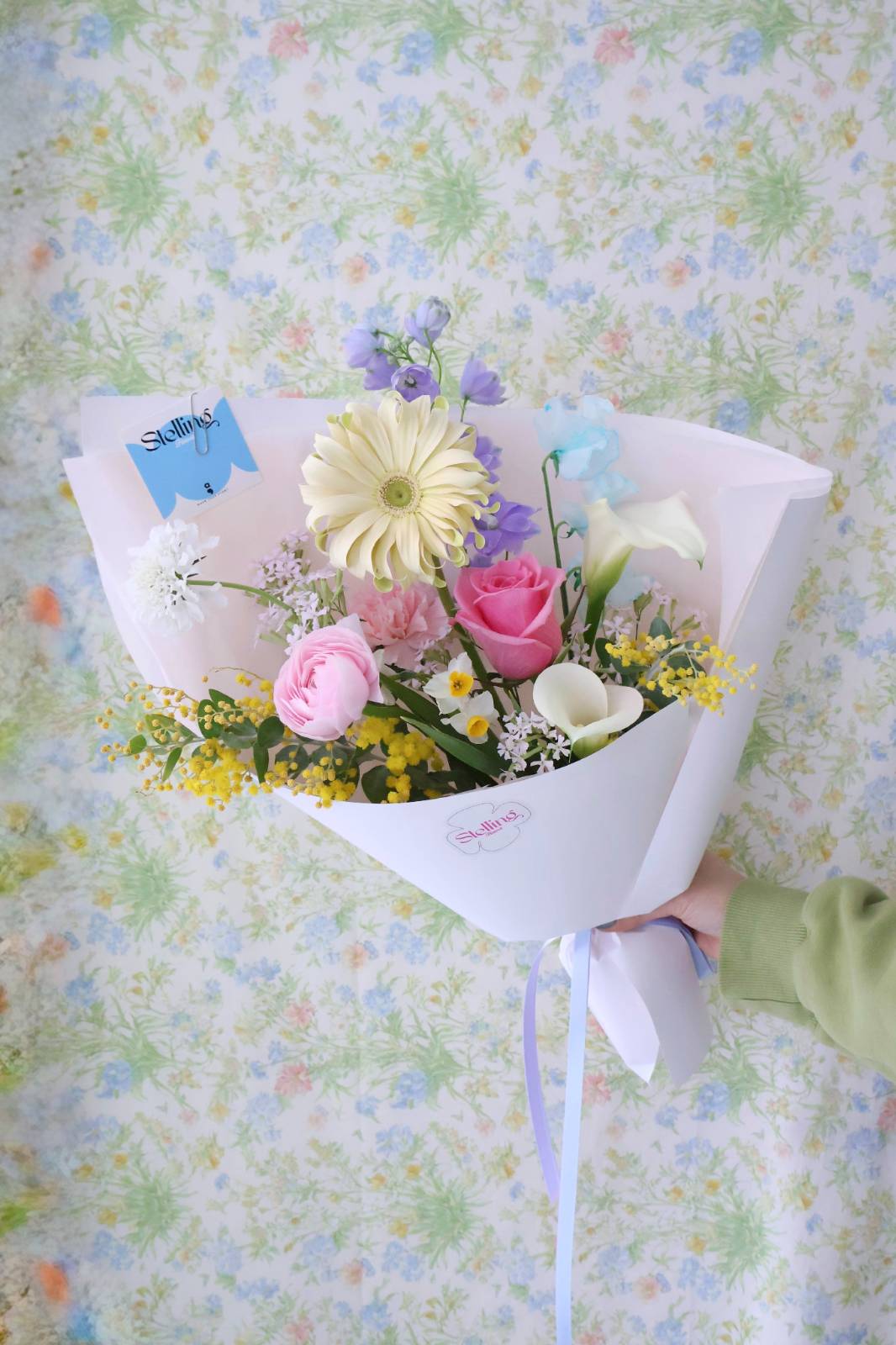 핑크 라넌과 장미가 함께 들어간 꽃다발 사진을 찾아봤어요. 이렇게 같이 두고 보니 다르죠?!