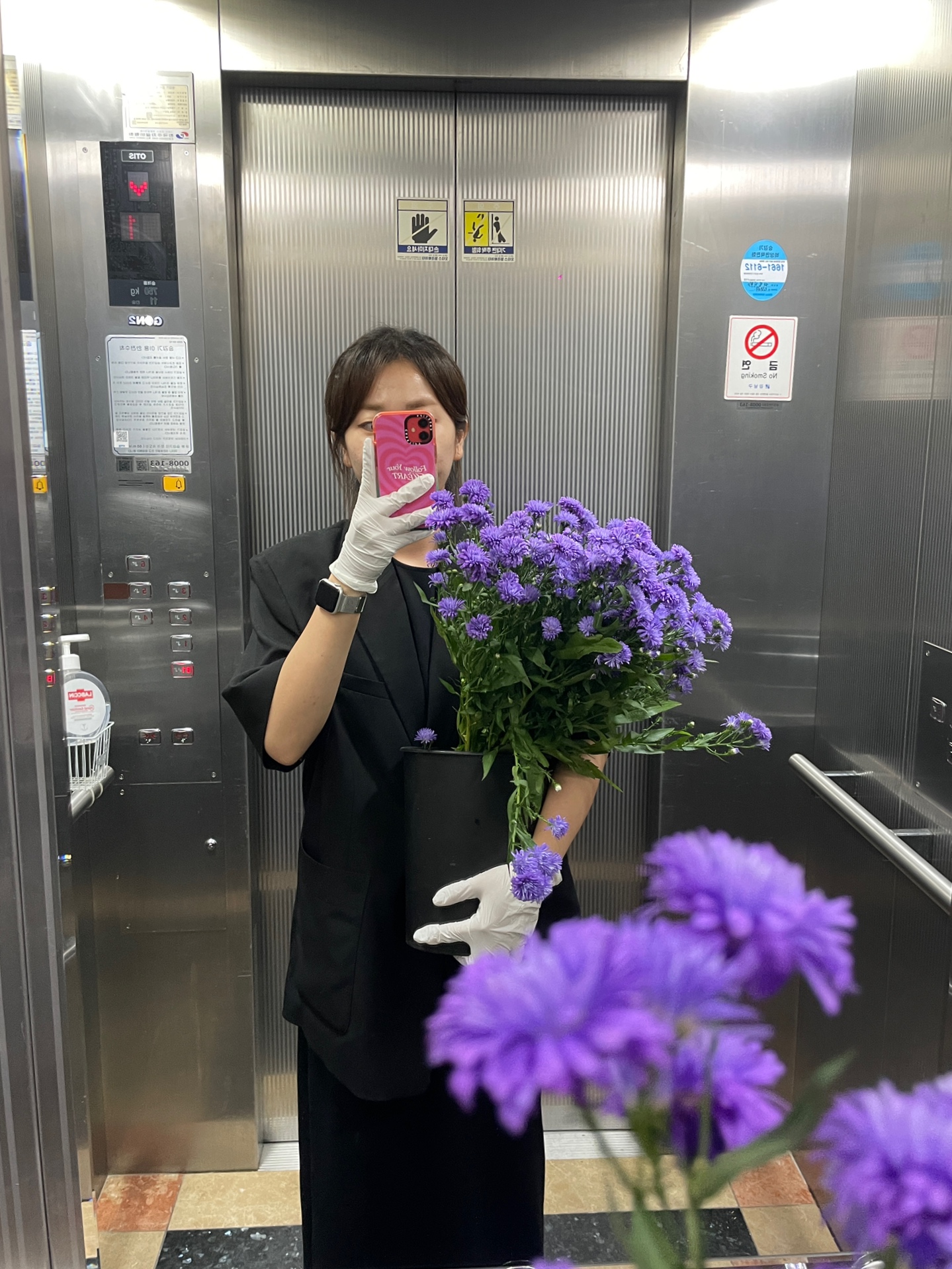 1층-지하 오르락 내리락 하면서 꽃 보충하는 중. 저 까만 유니폼 증맬루 더웠습니다. 보기만 해도 땀이 나네요.....