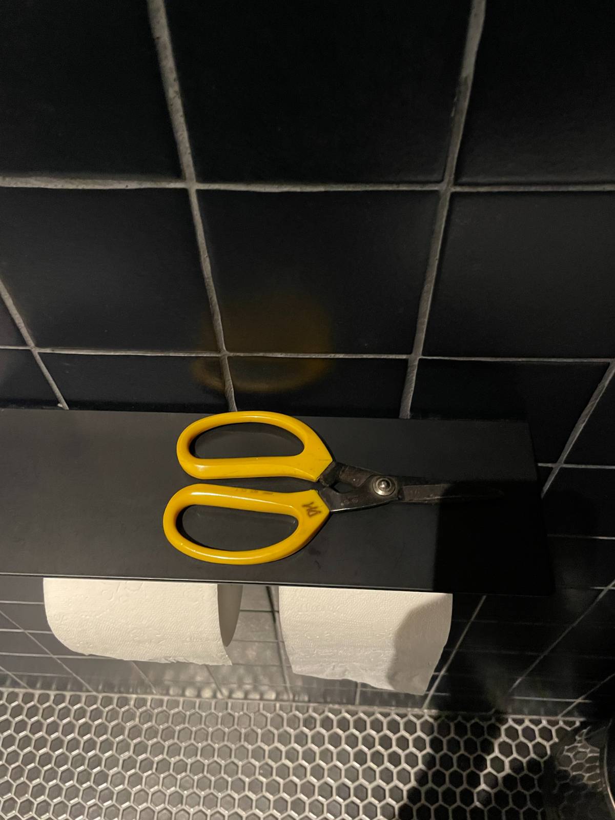 화장실까지 꽃가위 들고 가게 되는 다급함..........