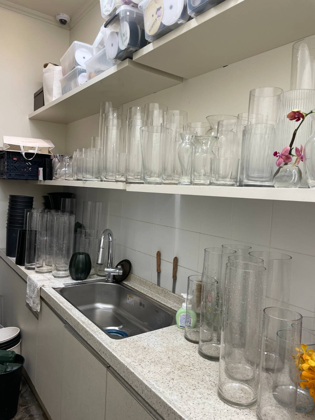 닦고 채우고 비울 화병들