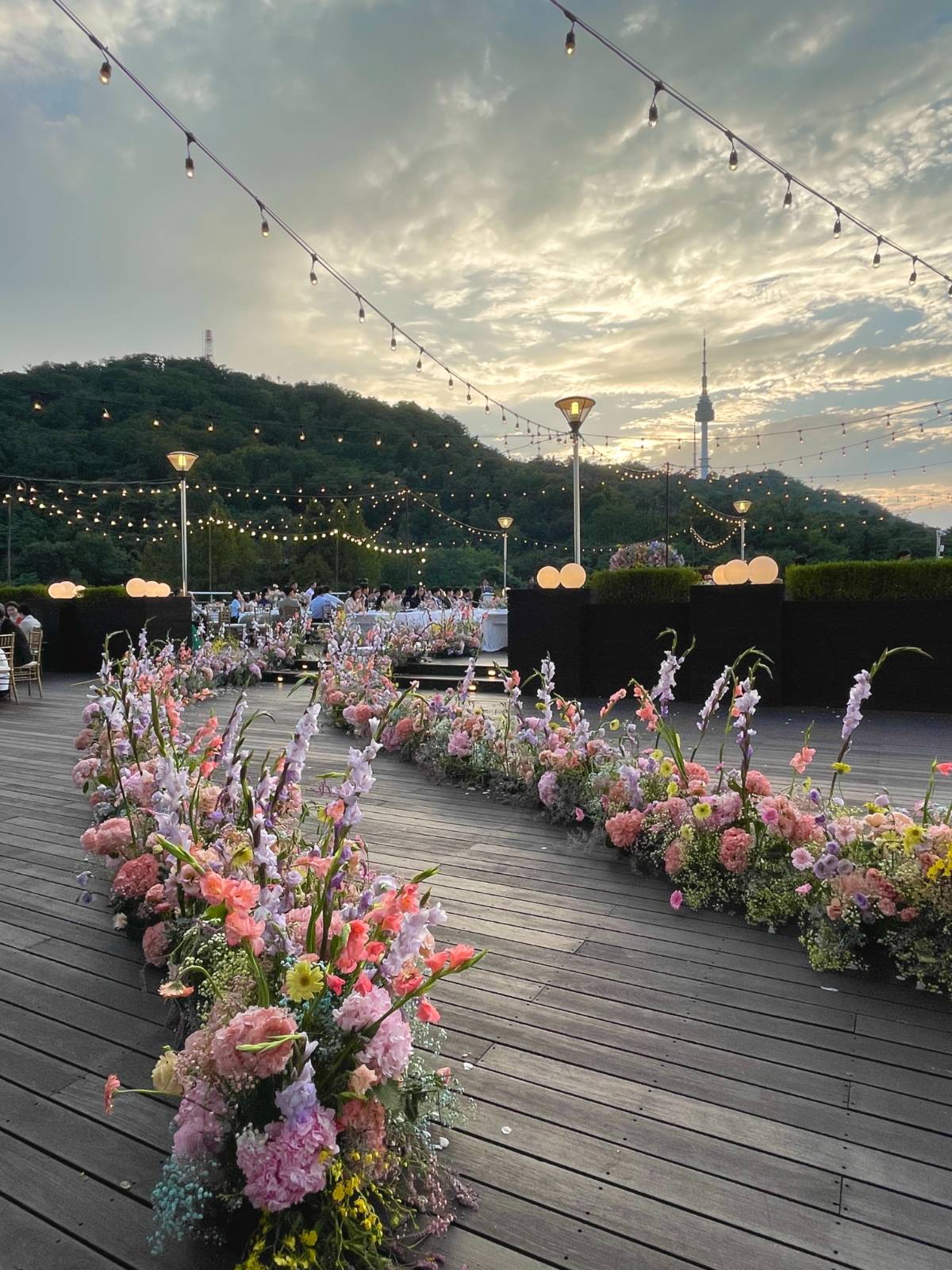 엄청난 인력을 갈아 만드는 호텔 야외 웨딩 진짜 너무너무 예쁘긴 합니다. 나도 부자였으면 여기서 결혼하고 싶은 맘. 그냥 공주님이 되어버려....