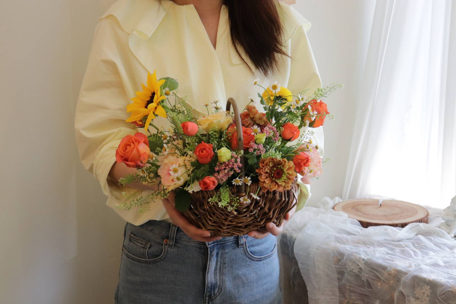 사장님이 찍어주신 사진. 이제 보니 해바라기는 왜 저쪽을 보고 있을까요?😆 내 인생 첫 꽃바구니 !