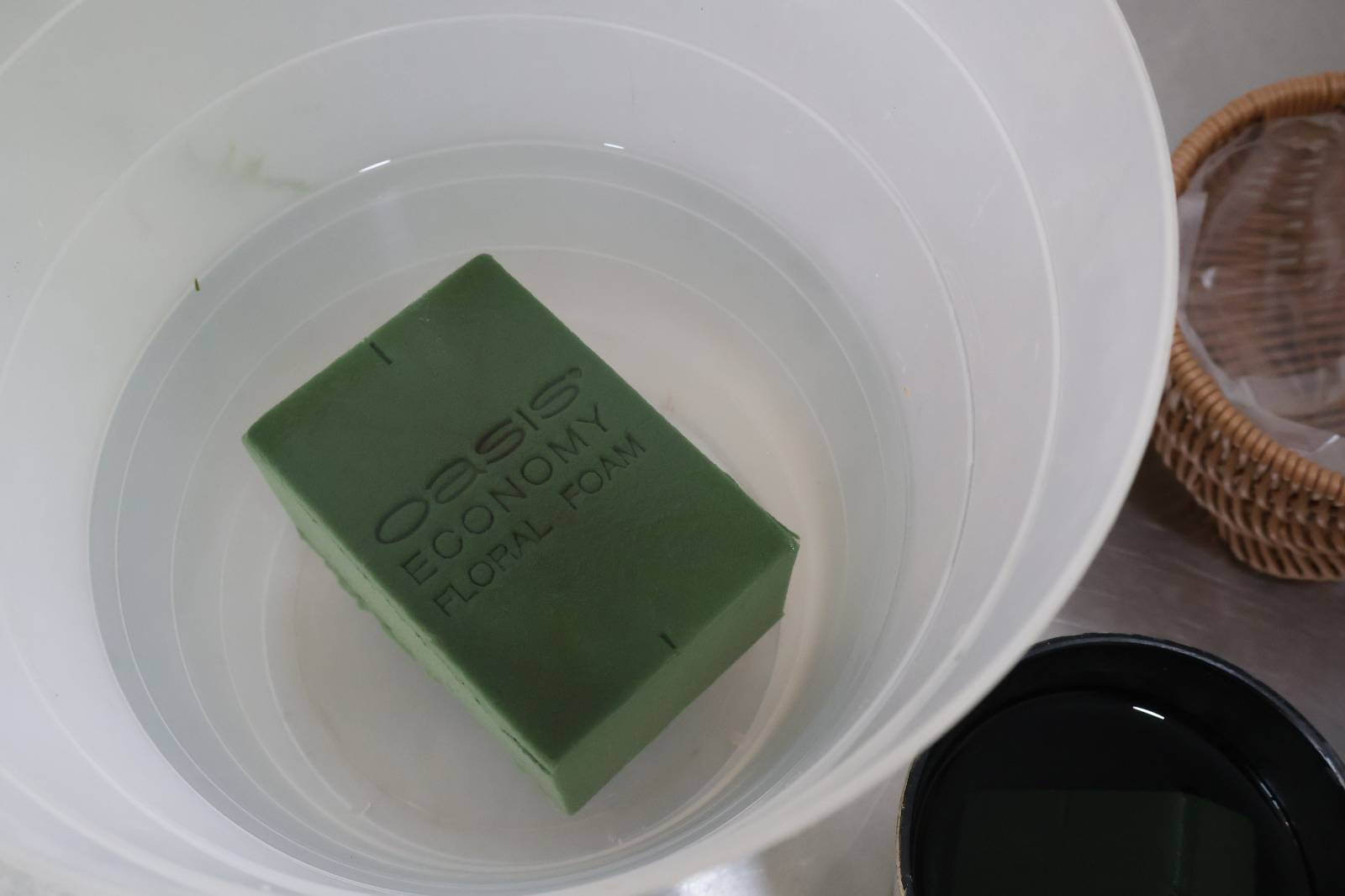 물에 둥둥 띄워놓으면 금방 물을 흡수합니다