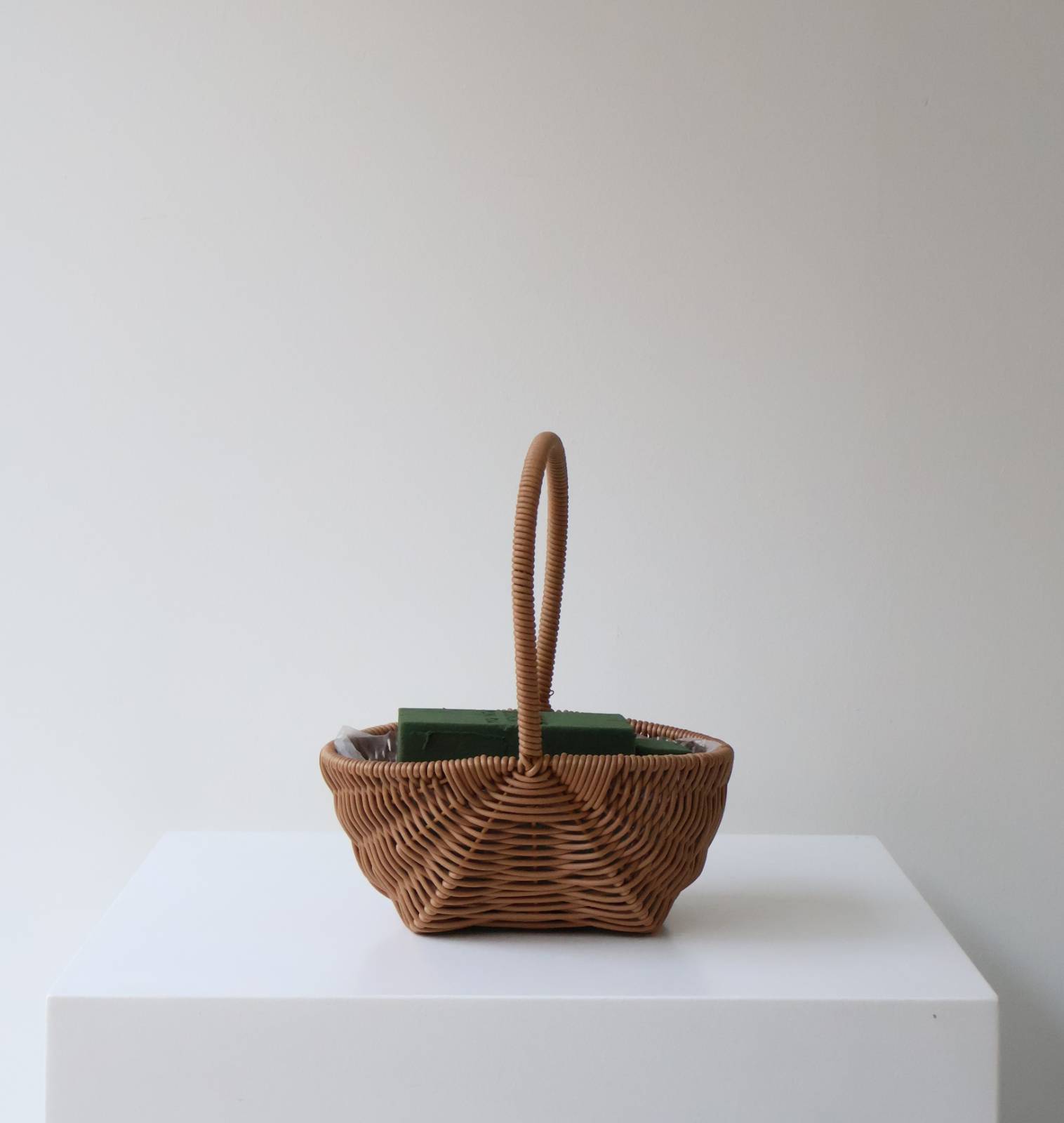 바구니에서 폼이 떨어져나가지 않기 위해 고정하면 꽃 세팅할 준비 완료 !