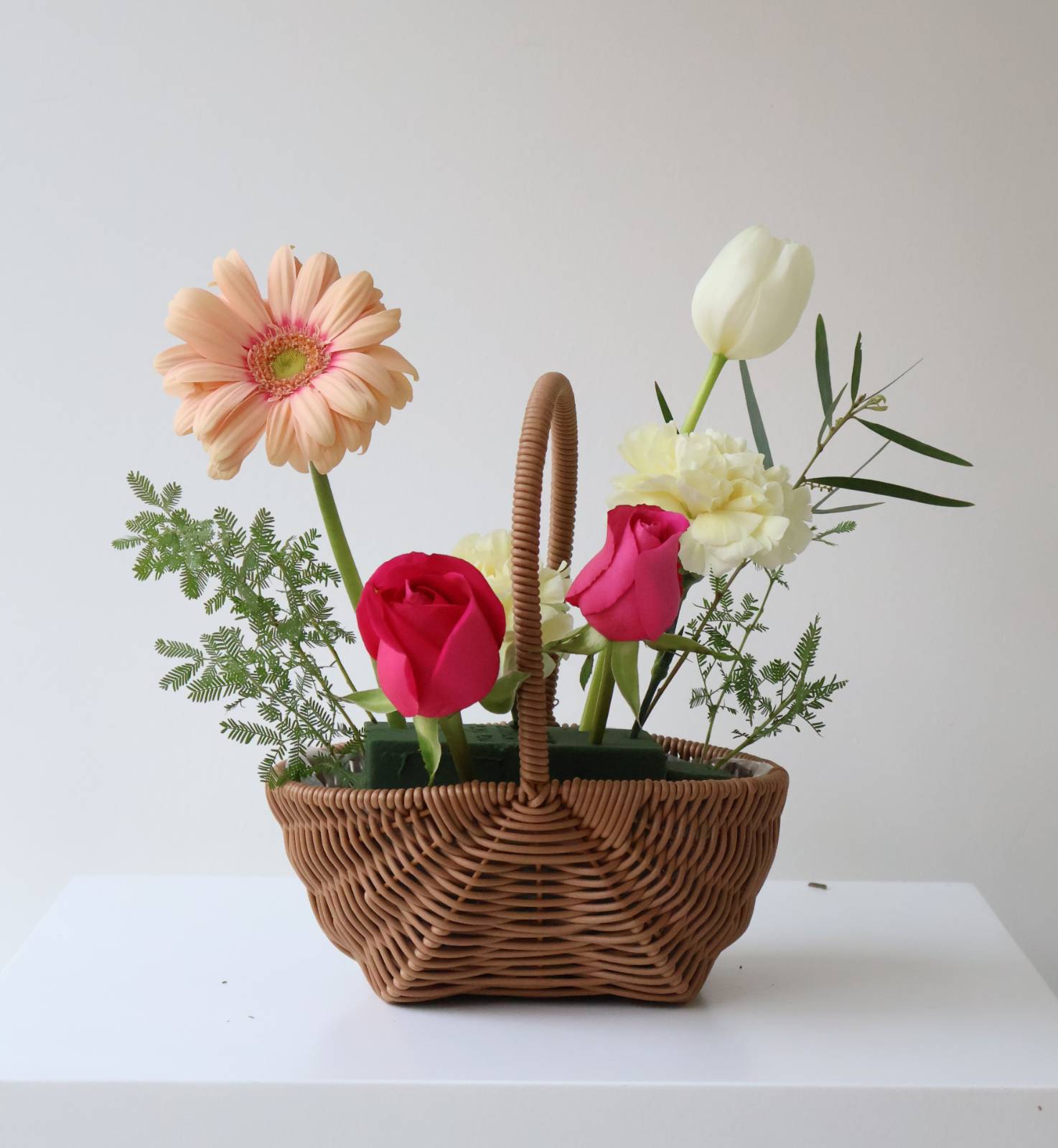 장미, 카네이션, 거베라, 튤립을 꽂았어요. 순서는 크게 상관 없고 메인 꽃이 돋보일 수 있는 자리에 세팅합니다