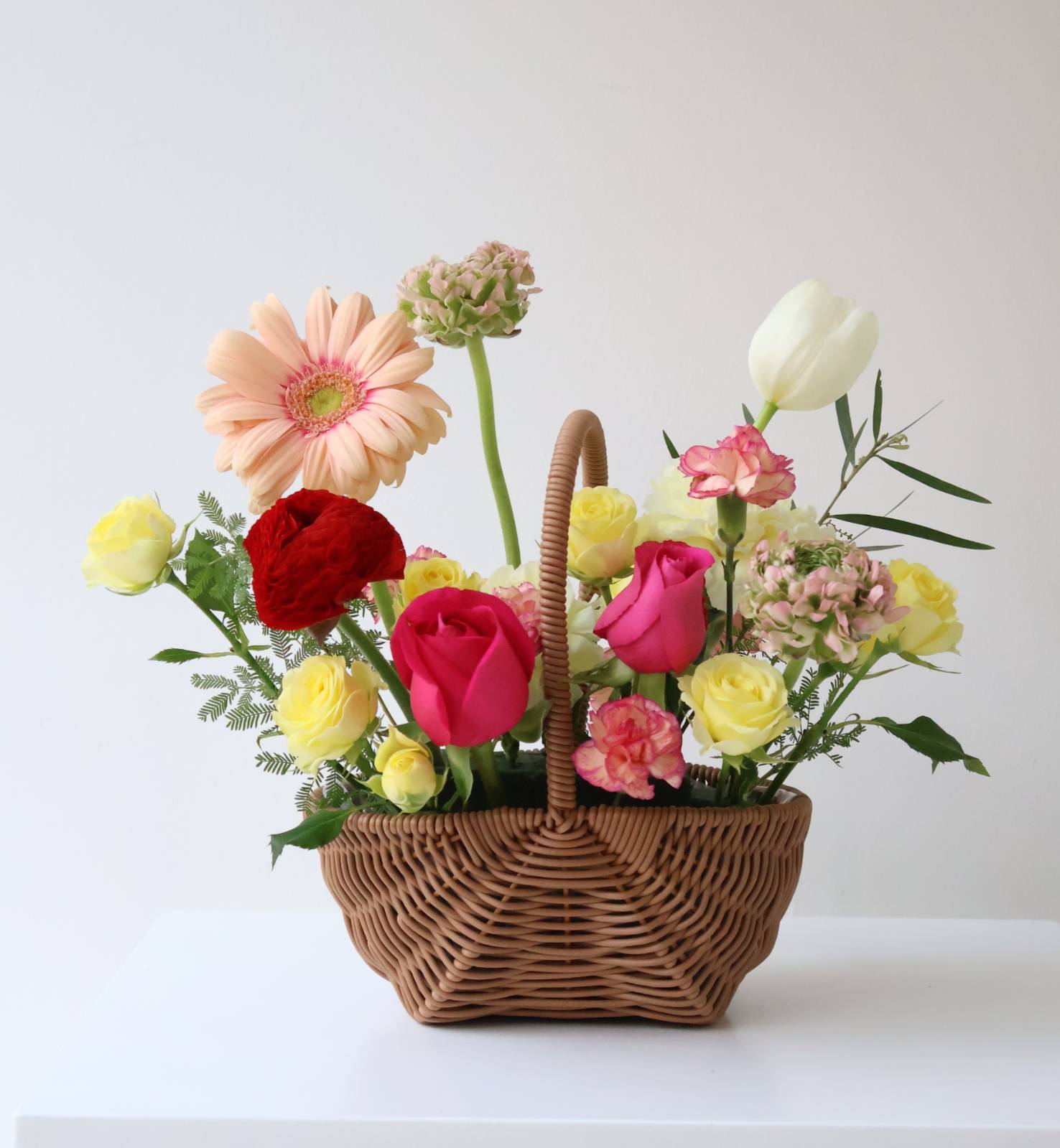 미니 장미 외에도 스프레이 카네이션도 넣었더니, 어느정도 공간이 채워졌죠?