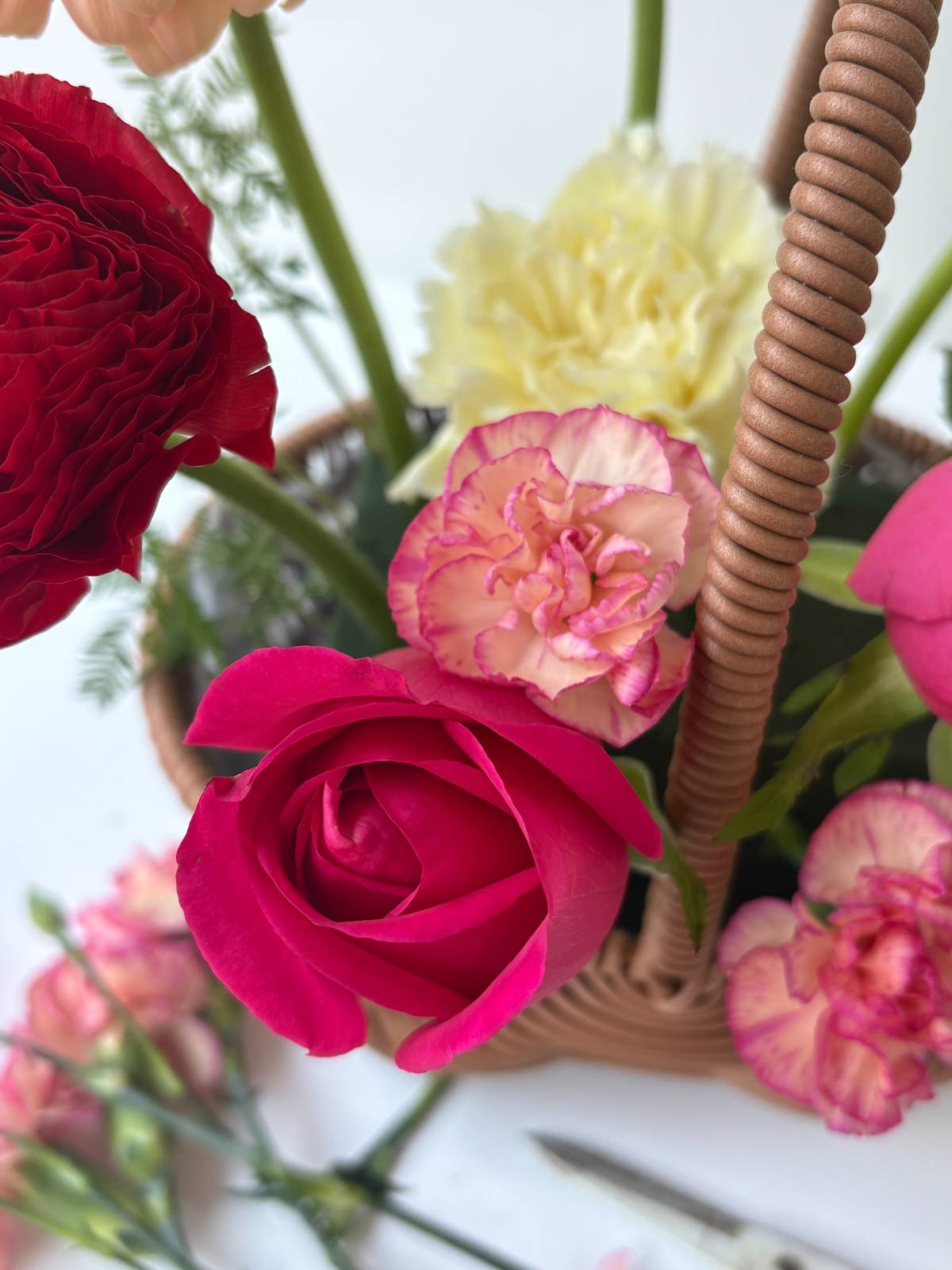 나쁜 예시-장미랑 미니 카네이션이 너무 붙어있죠!