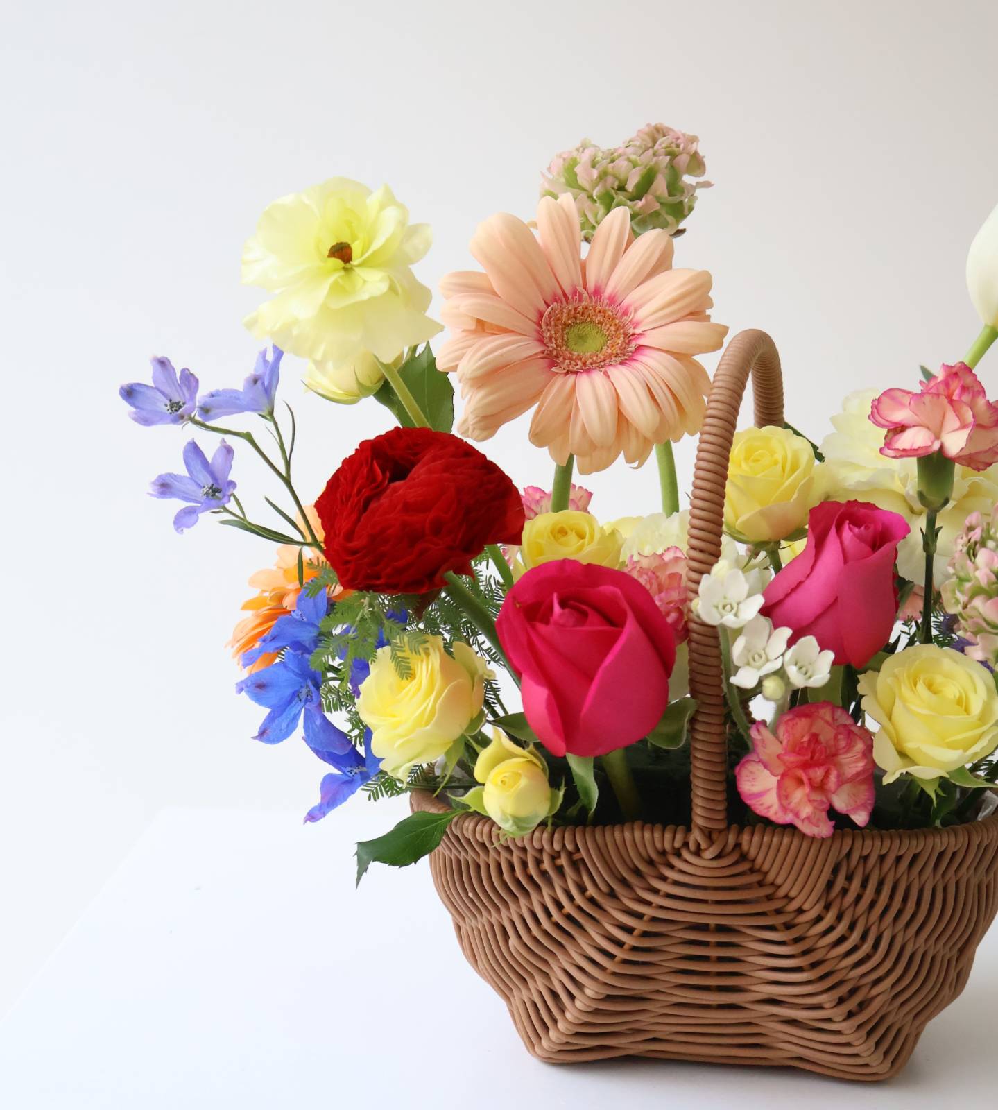 왼쪽에 파랑색 델피늄 두 대 보이시죠? 위치, 꽃잎의 양도 계산하고 넣은 거에요!