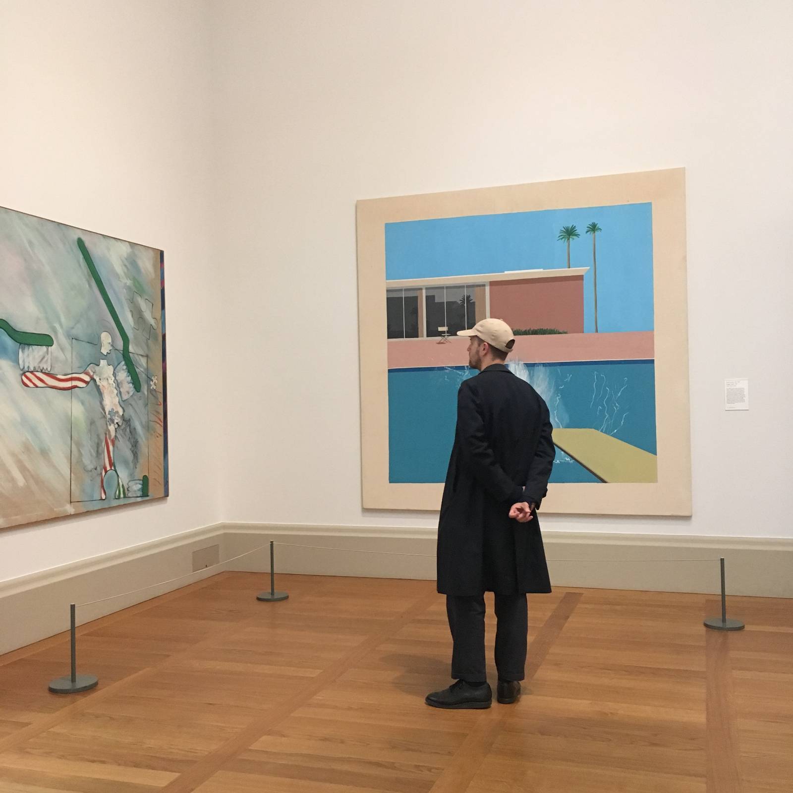 테이트 브리튼에서 호크니의 작품을 우연히 만났을 때의 감동은 아직 잊히지 않네요. 입장료도 무료라 자주 이 파란 그림을 보러 갔답니다.