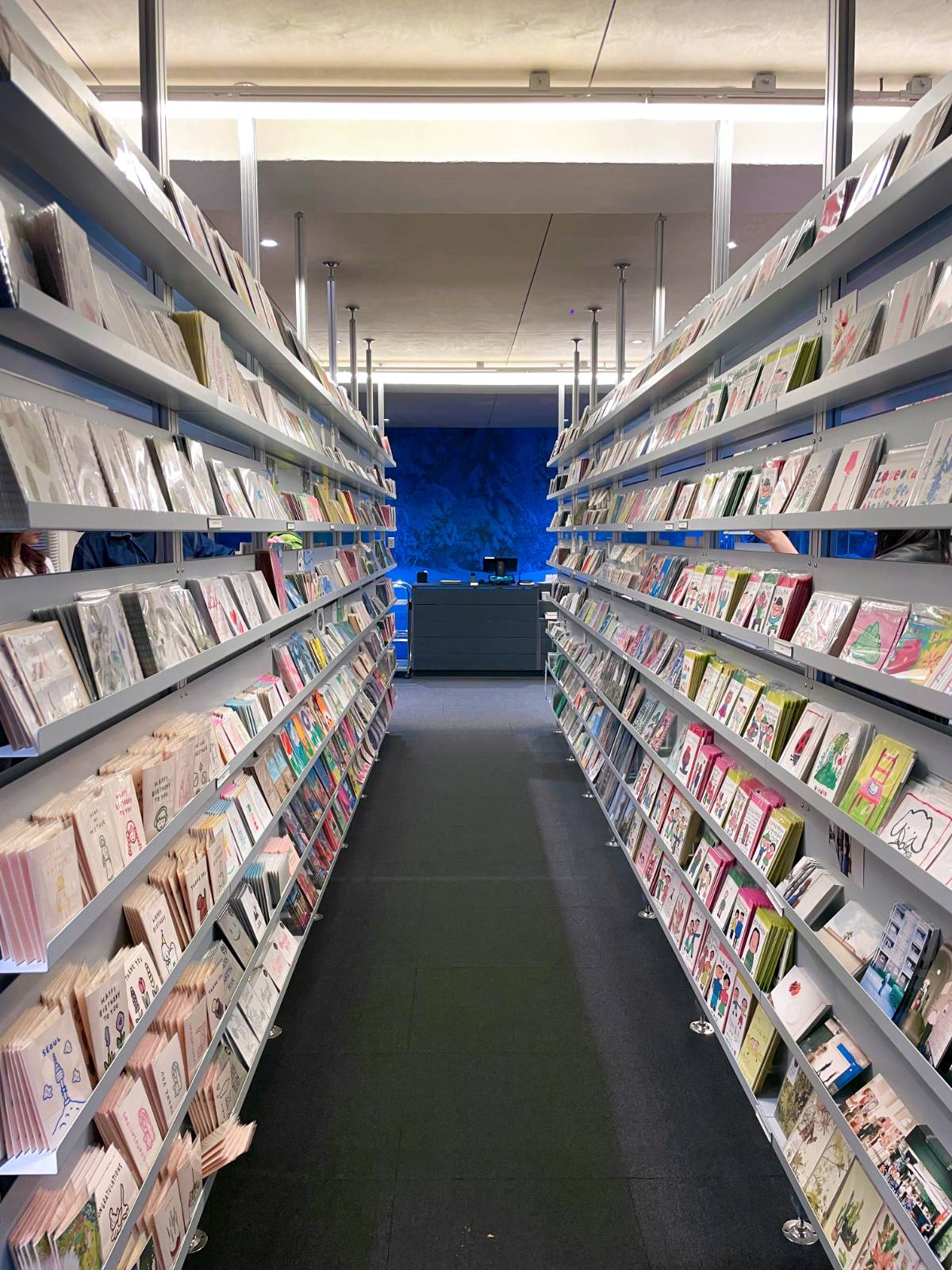 연희동 포셋 - 다양한 작가들의 엽서를 도서관처럼 진열해두고 판매하는 곳