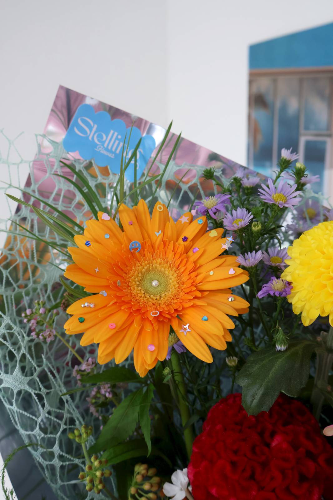 다이소 보석 스티커 붙이고 싶지 않아서 네일에 올리는 작은 반짝이 한땀한땀 붙이기...🥹