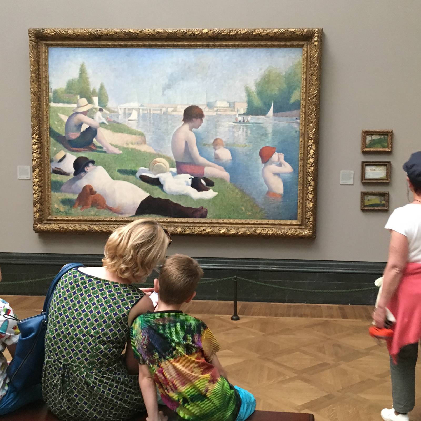 런던 내셔널갤러리, 조르주 쇠라의 작품처럼 따스한 관람객의 모습까지 멋져