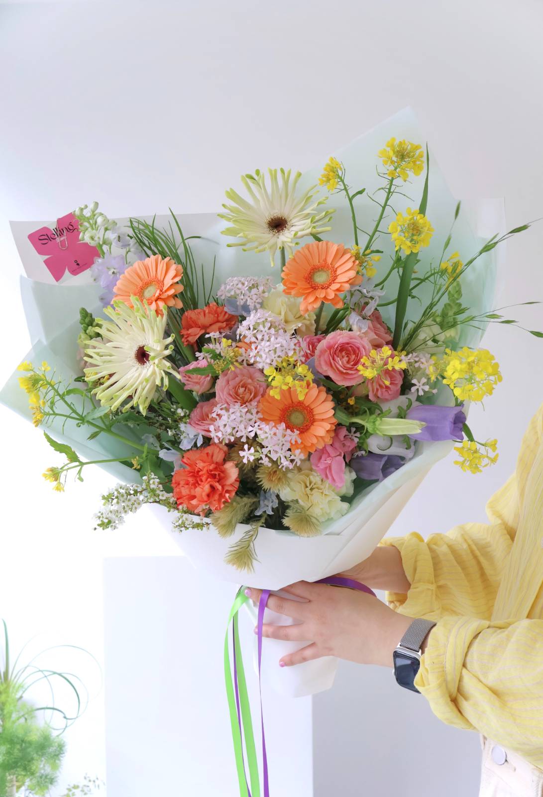 카네이션이 들어간 꽃다발, 어디 있는지 찾아보세요! 오렌지/버터 옐로 컬러 카네이션이 콕콕 숨어있답니다.