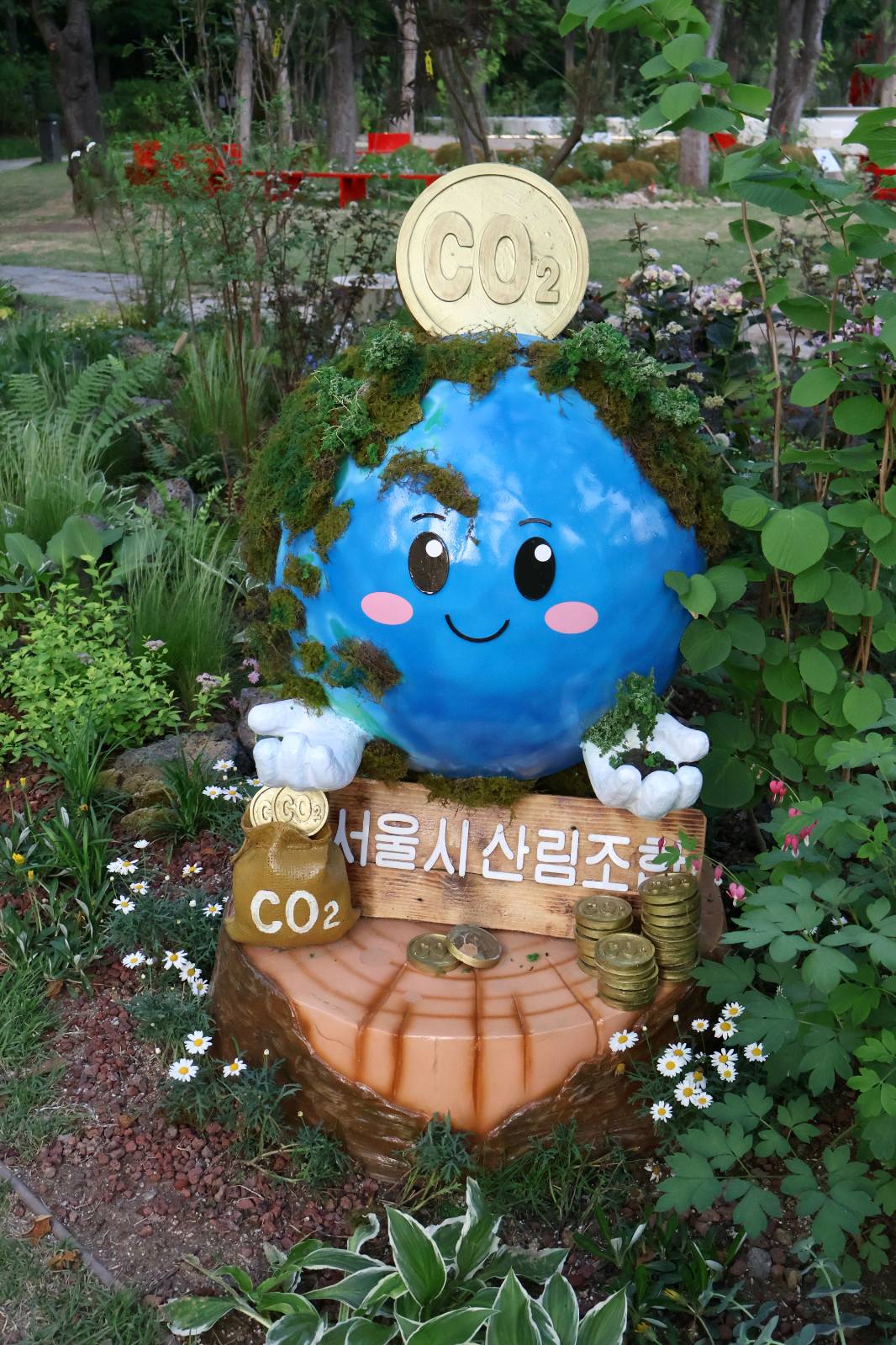 이끼로 덮여있는 지구 귀엽따...💚